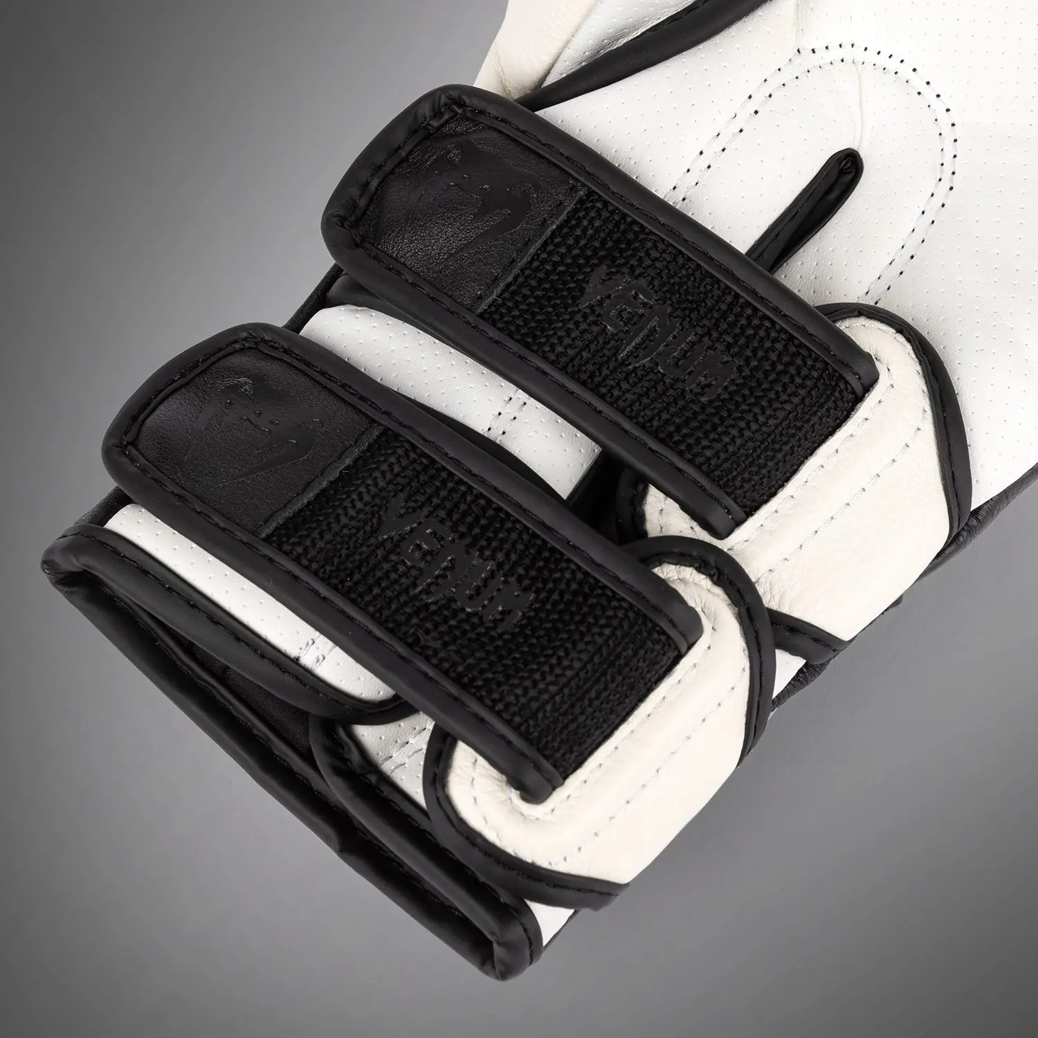 Venum Reverso Boxing Gloves - Snow White/Black закопчаване