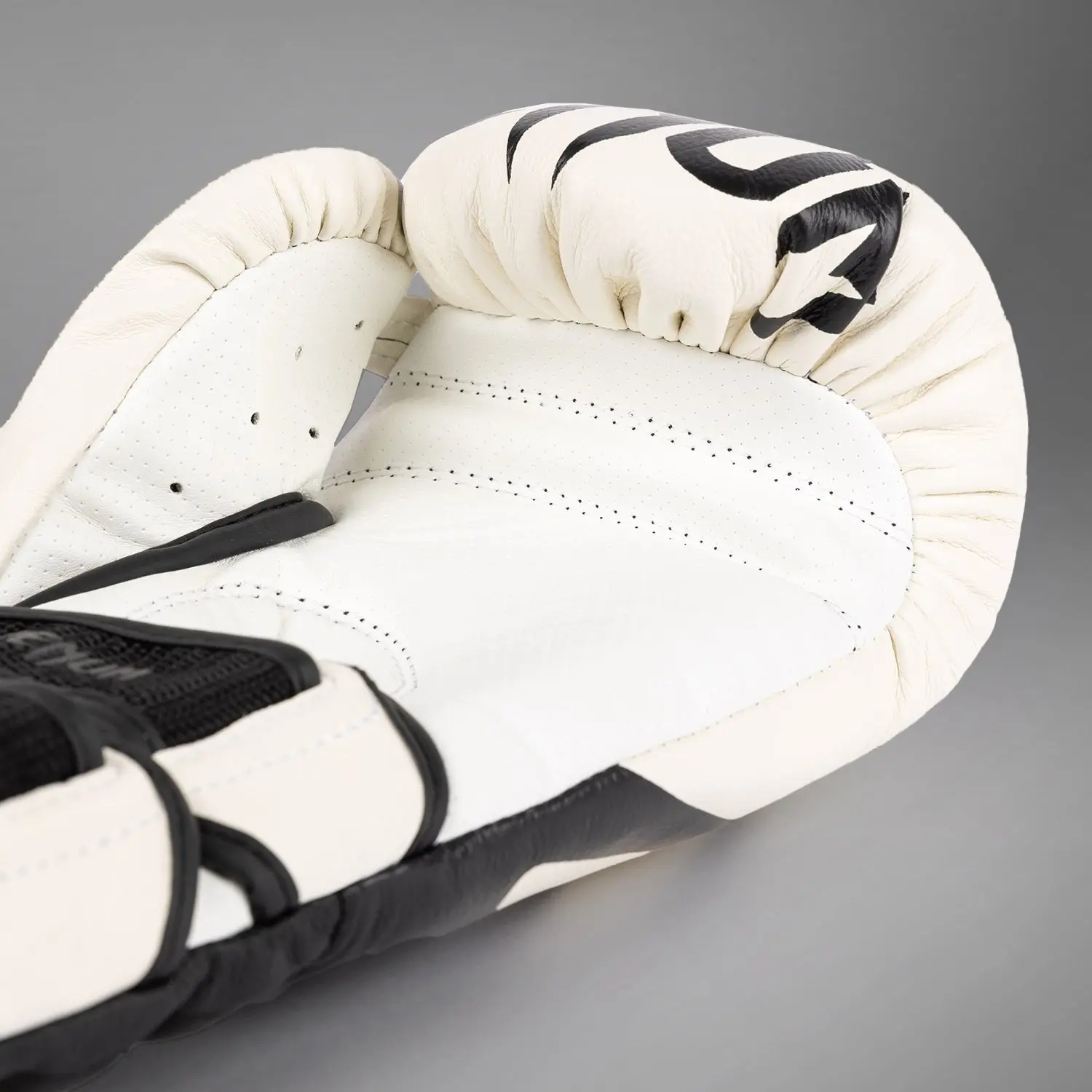 Venum Reverso Boxing Gloves - Snow White/Black вътрешна част