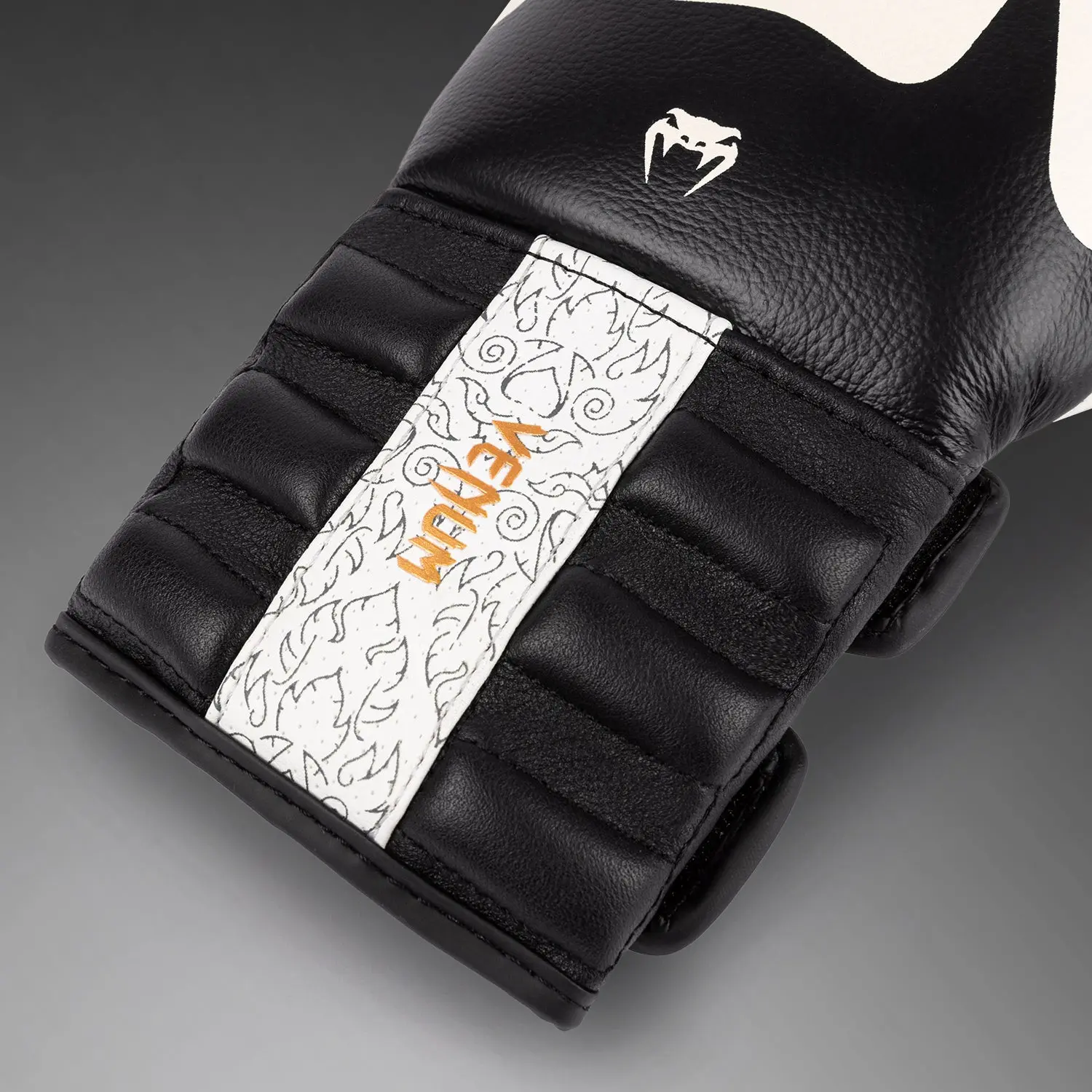 Venum Reverso Boxing Gloves - Snow White/Black детайл на китката