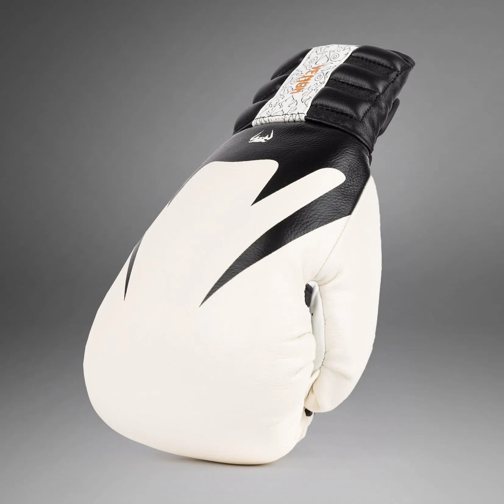Venum Reverso Boxing Gloves - Snow White/Black в действие