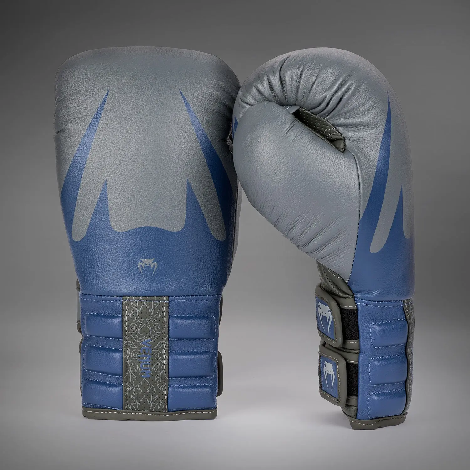Venum Reverso Boxing Gloves - Storm Grey/Royal Blue страничен изглед