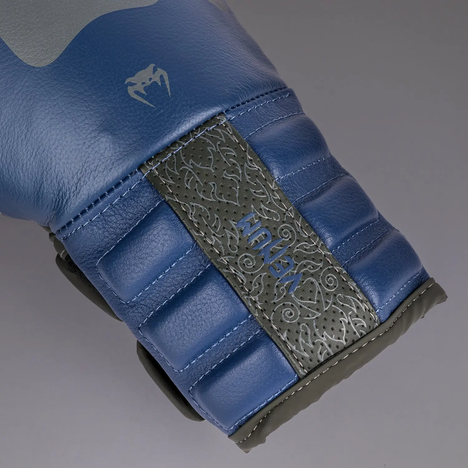 Venum Reverso Boxing Gloves - Storm Grey/Royal Blue детайл на маншета