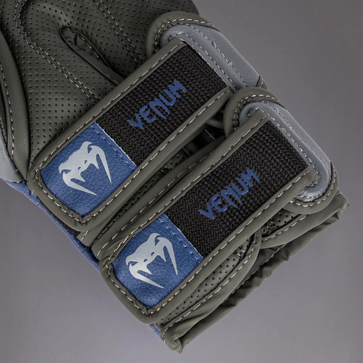 Venum Reverso Boxing Gloves - Storm Grey/Royal Blue детайл на закопчаването