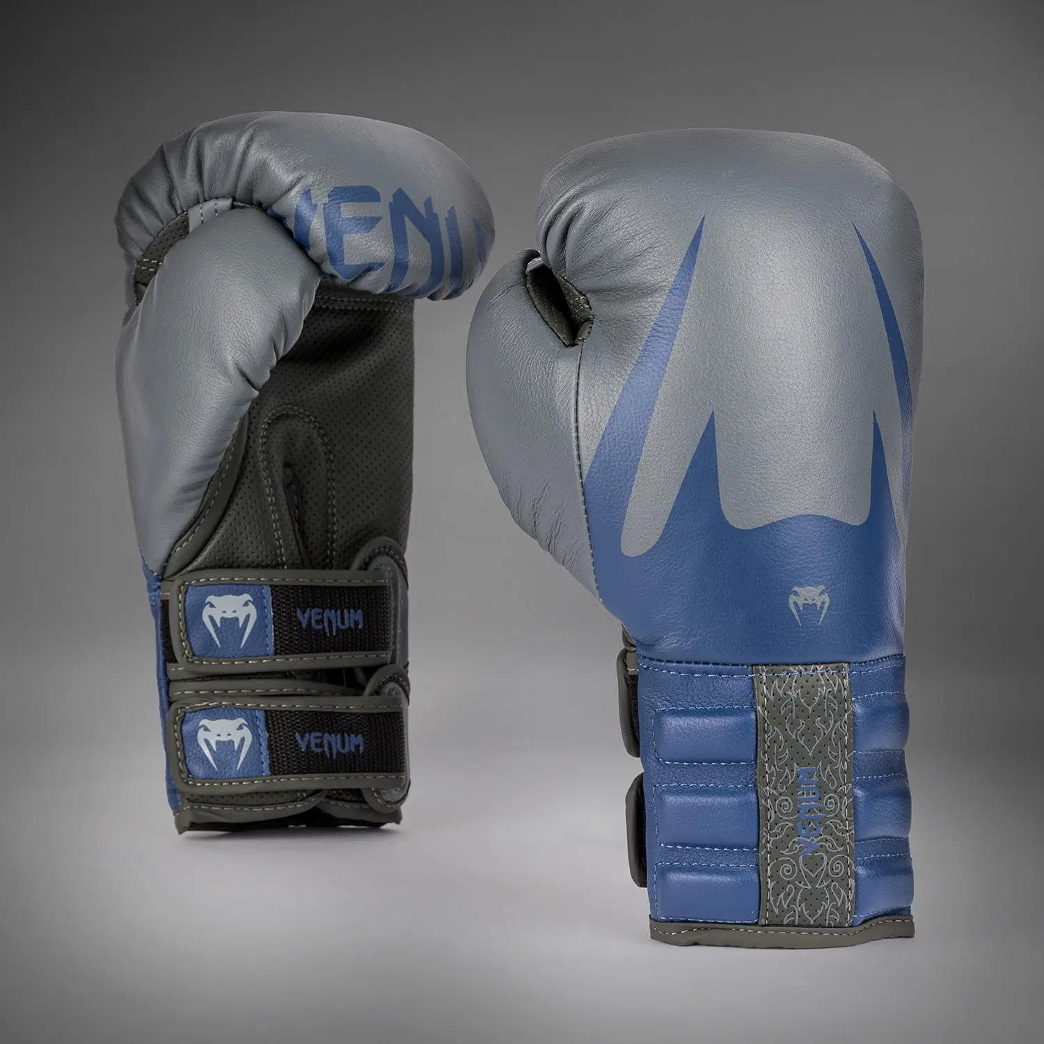 Venum Reverso Boxing Gloves - Storm Grey/Royal Blue преден изглед