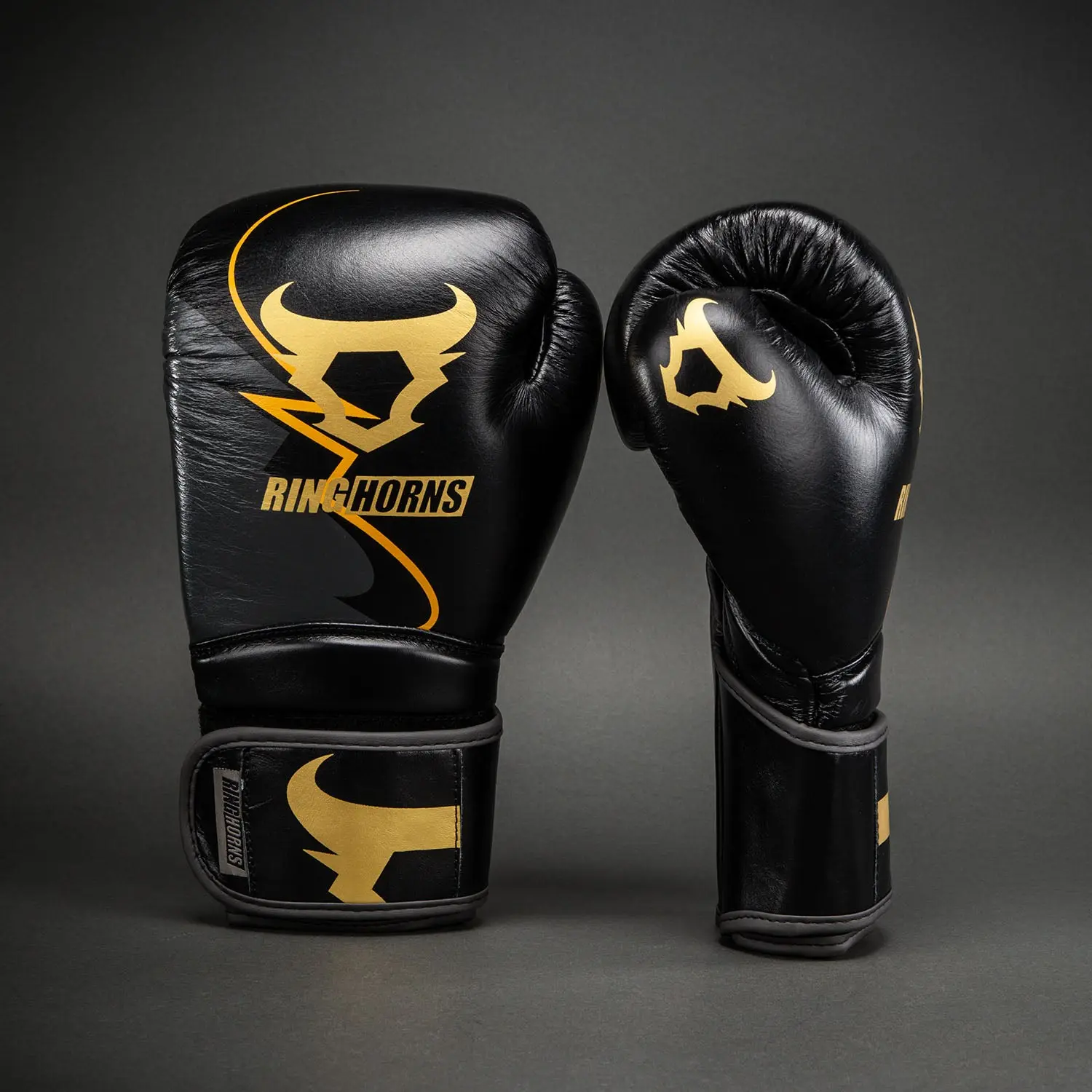 Ringhorns Charger by Venum Boxing Gloves - Black/Gold преден изглед