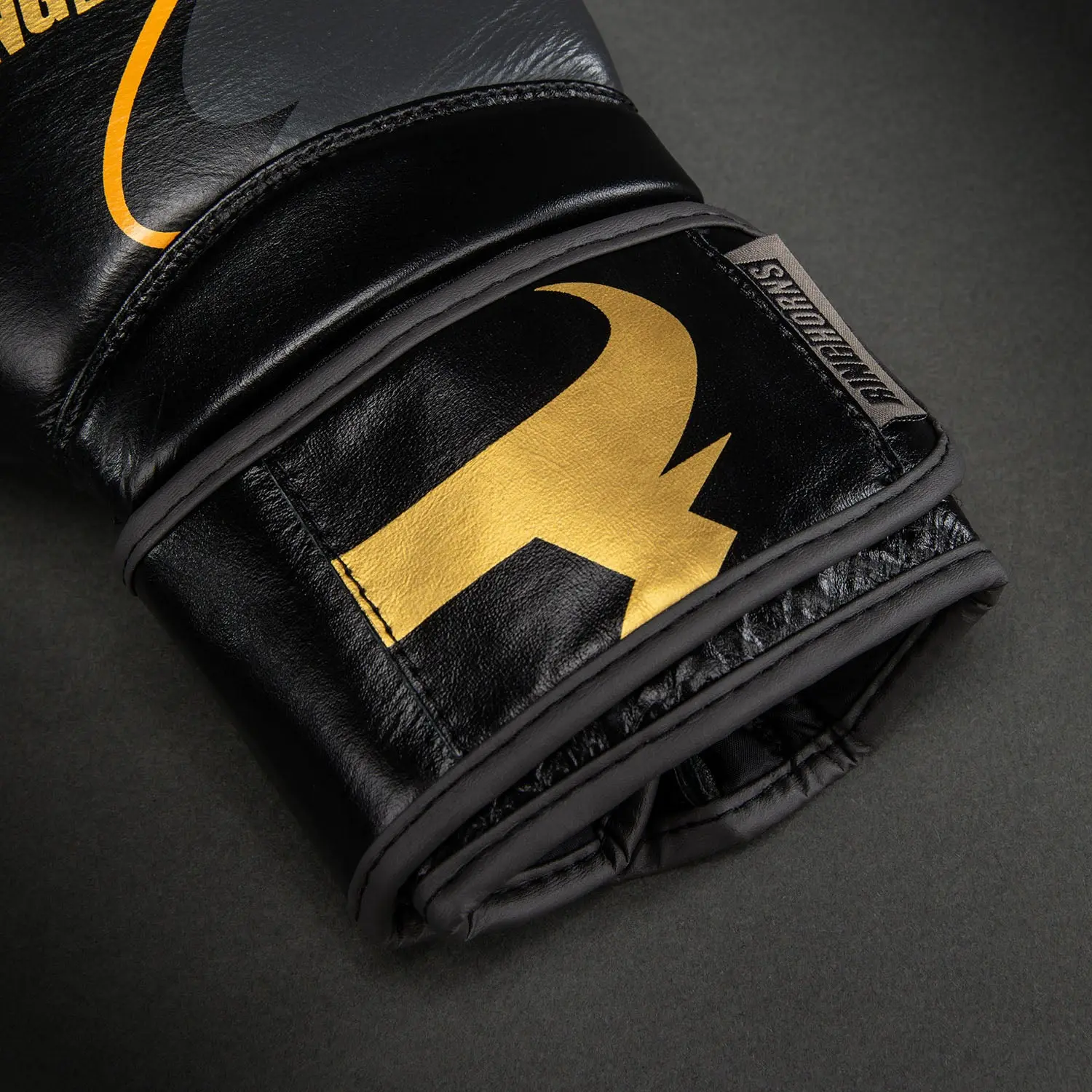 Ringhorns Charger by Venum Boxing Gloves - Black/Gold детайл на десния боксерски ръкав