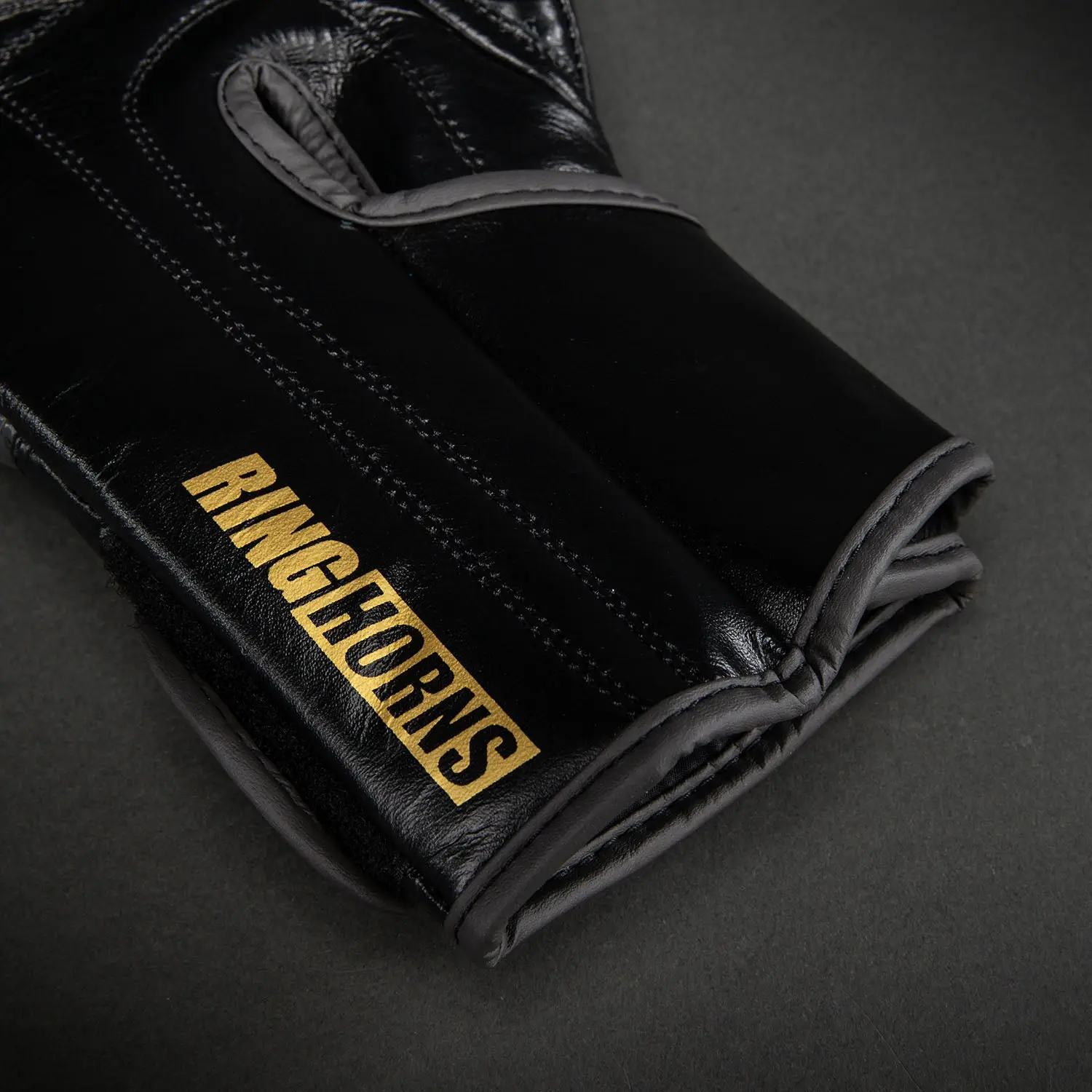 Ringhorns Charger by Venum Boxing Gloves - Black/Gold детайл на логото на боксерския ръкав