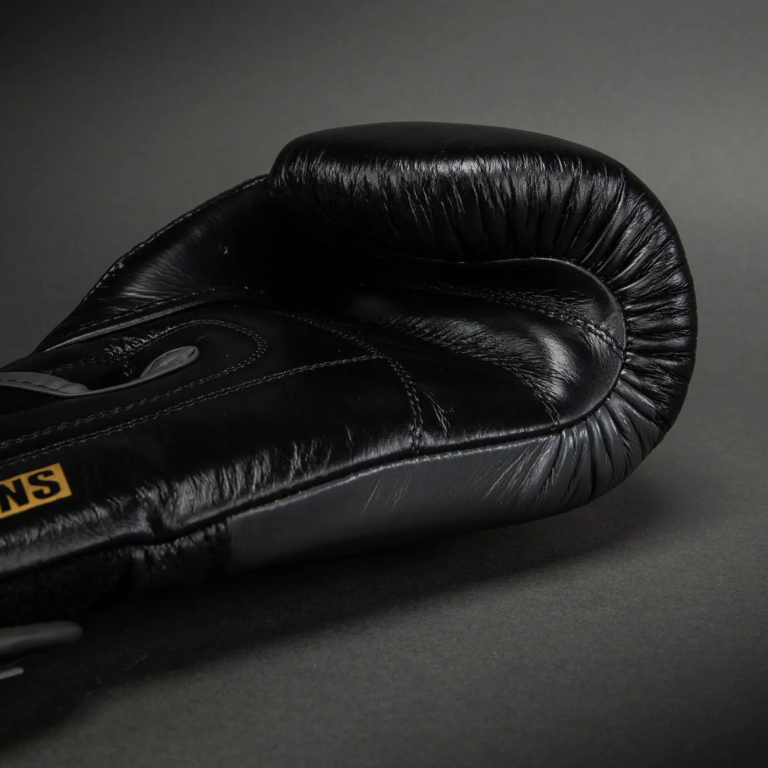 Ringhorns Charger by Venum Boxing Gloves - Black/Gold детайл на горната част на боксерския ръкав