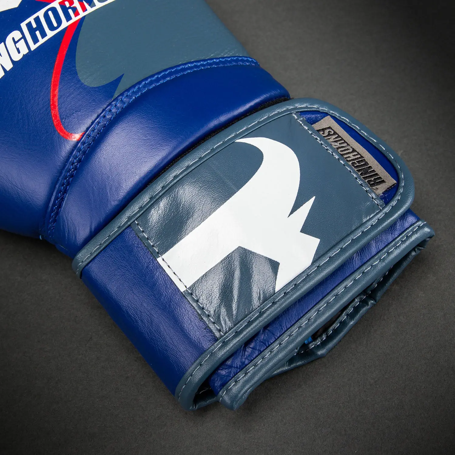 Ringhorns Charger by Venum Boxing Gloves - Navy Blue/Red детайл от закопчалката