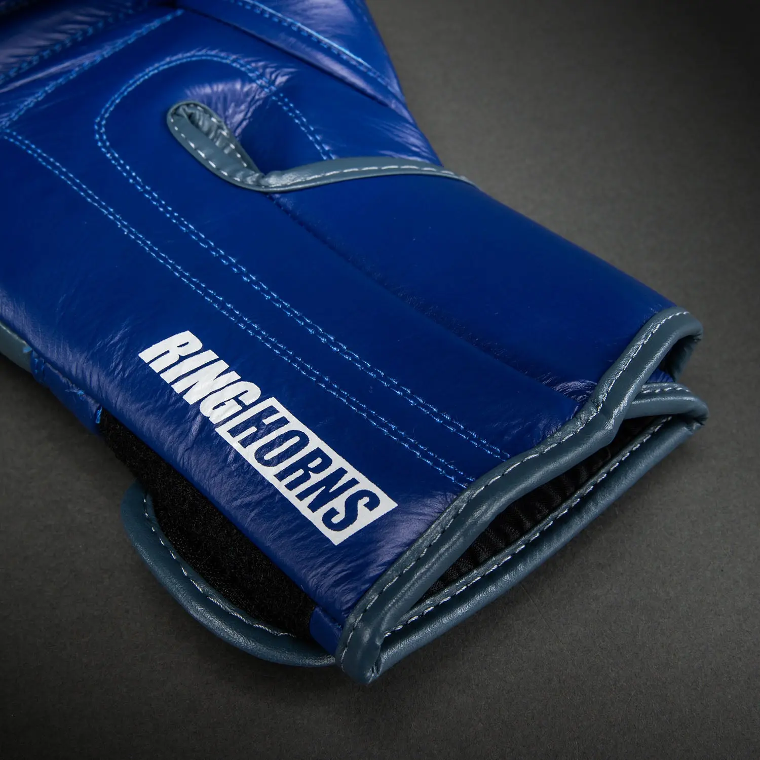 Ringhorns Charger by Venum Boxing Gloves - Navy Blue/Red детайл от дланта