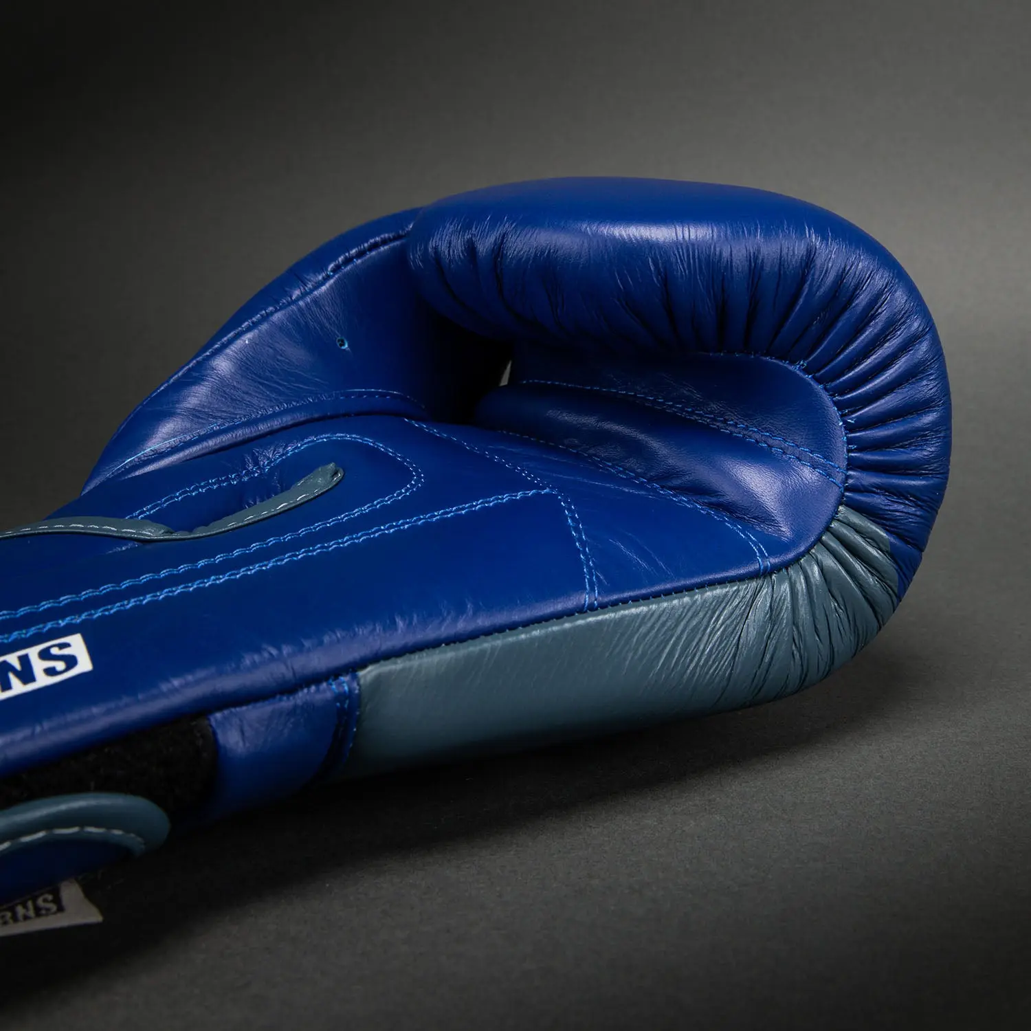 Ringhorns Charger by Venum Boxing Gloves - Navy Blue/Red детайл от горната част