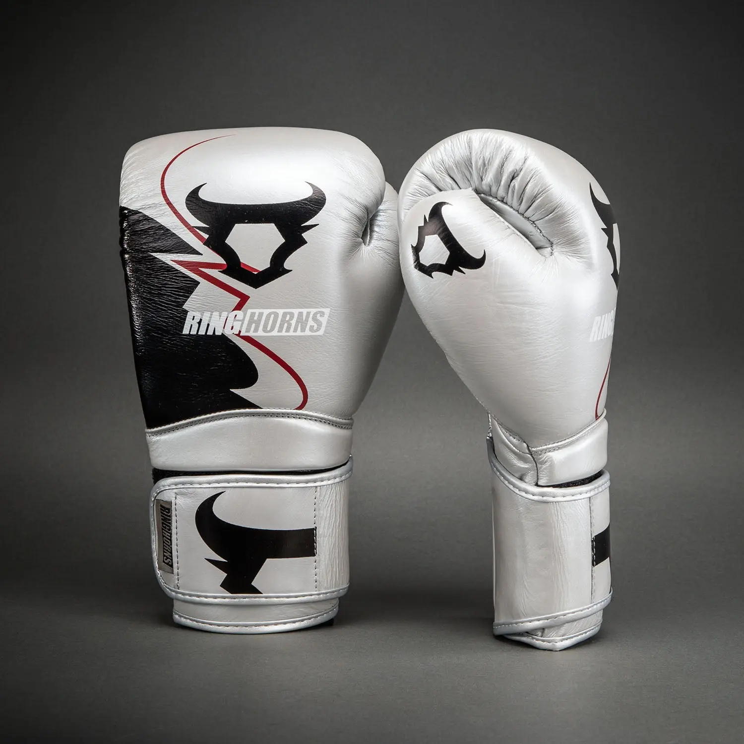 Ringhorns Charger by Venum Boxing Gloves - Silver/Black преден изглед