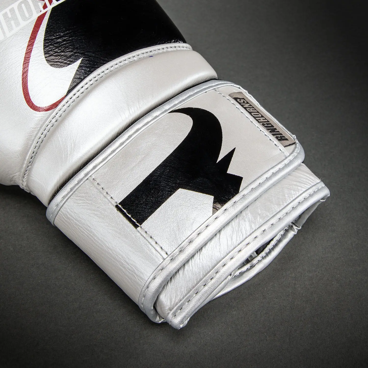 Ringhorns Charger by Venum Boxing Gloves - Silver/Black закопчалка