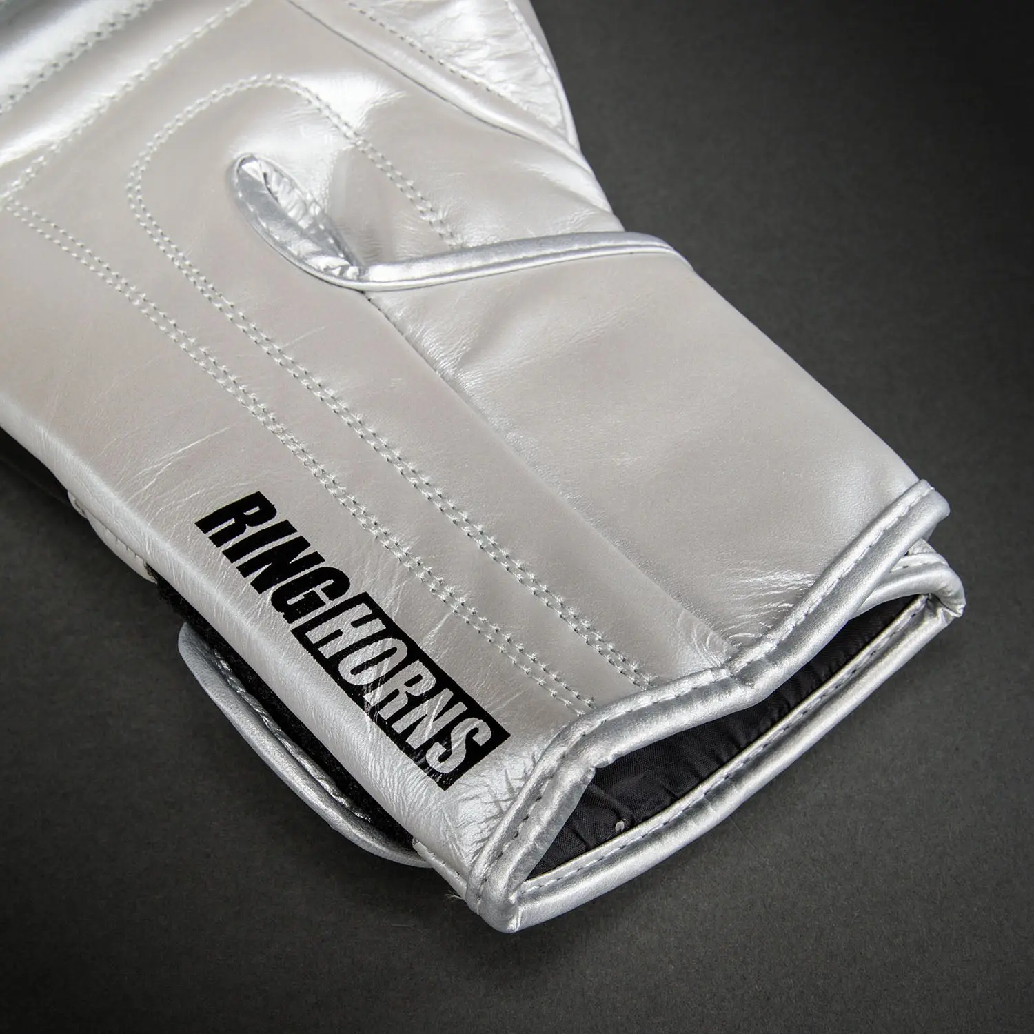 Ringhorns Charger by Venum Boxing Gloves - Silver/Black лого