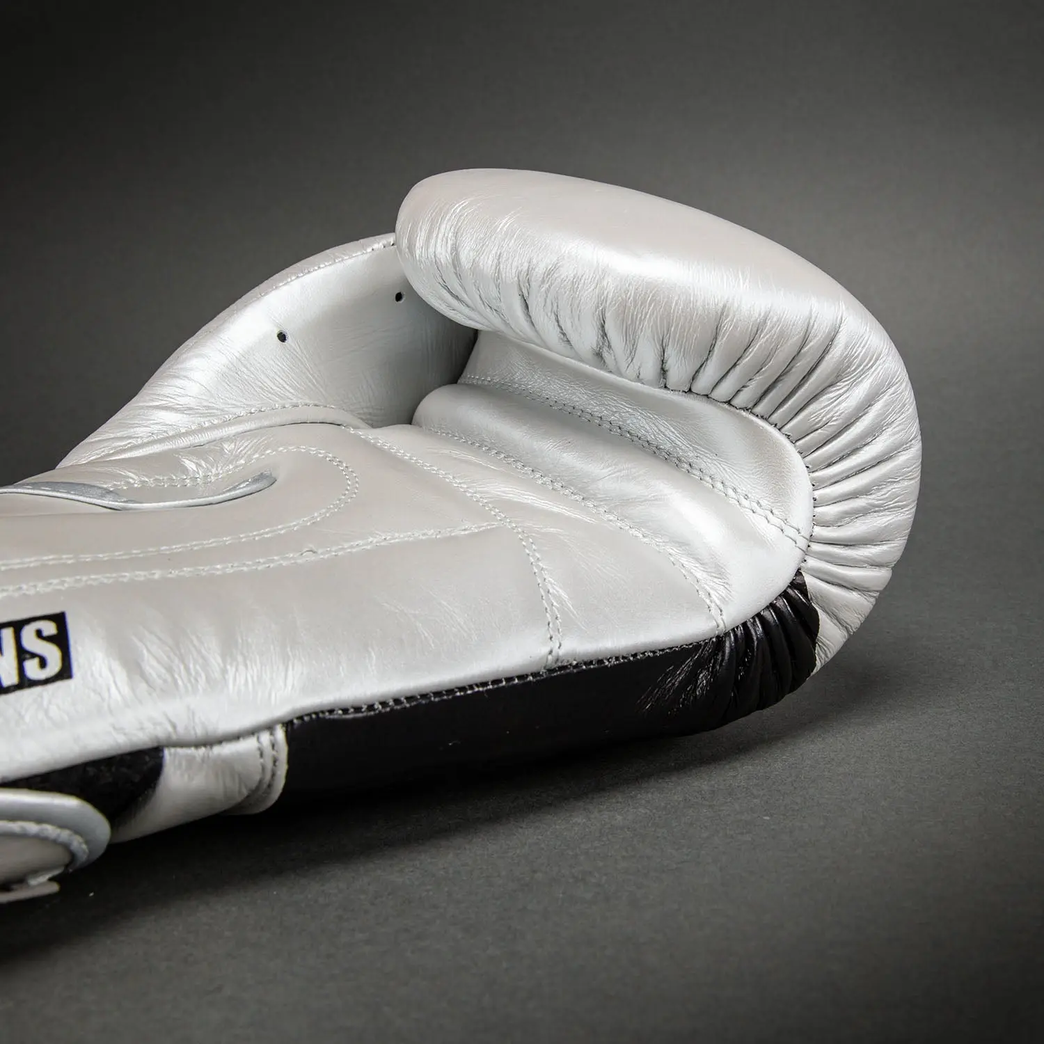 Ringhorns Charger by Venum Boxing Gloves - Silver/Black страничен изглед