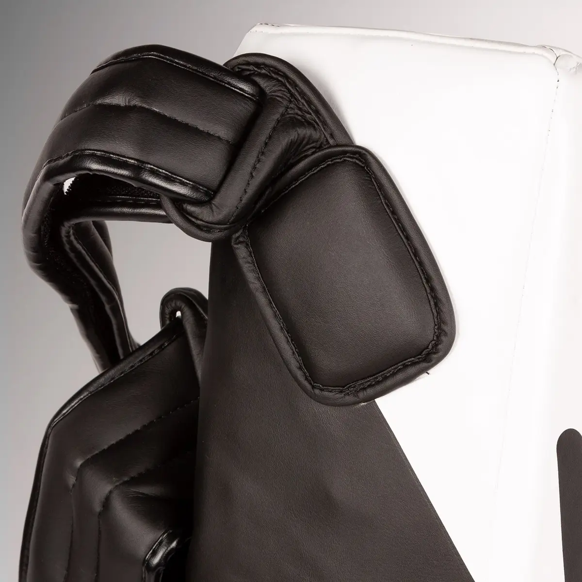 Venum Satchel Kick Shield - Black/White детайл на дръжките