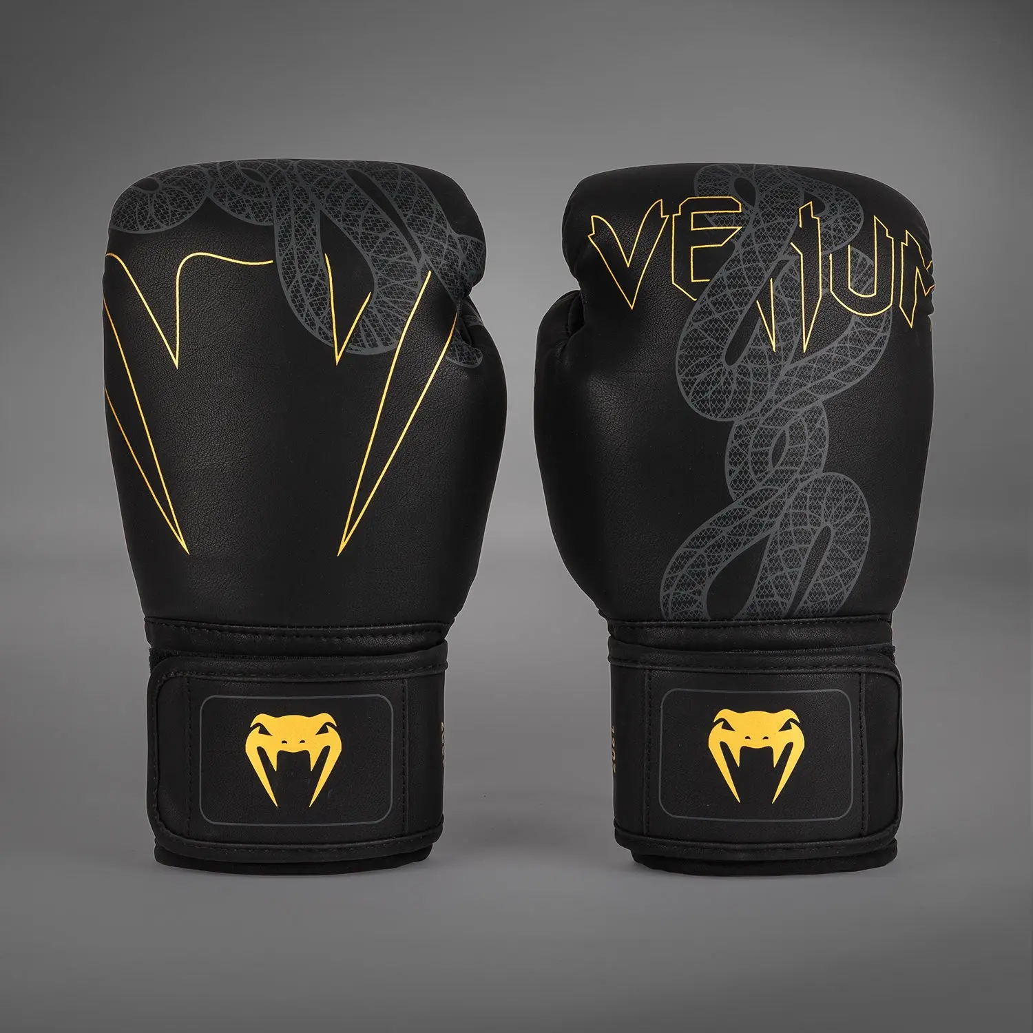 Venum Serpenti Boxing Gloves - Black/Silver/Gold, преден изглед с логото
