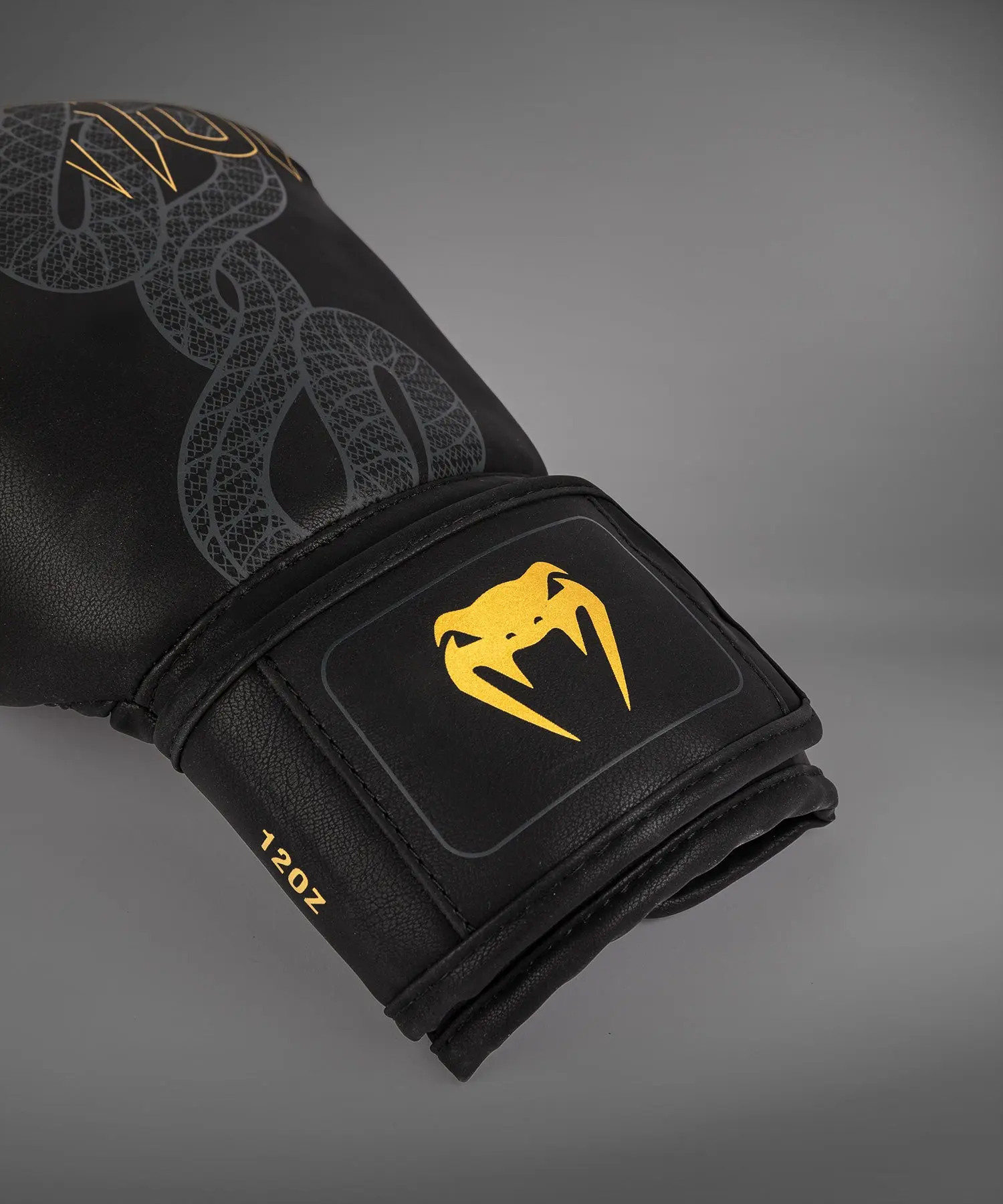 Venum Serpenti Boxing Gloves - Black/Silver/Gold, детайл лого