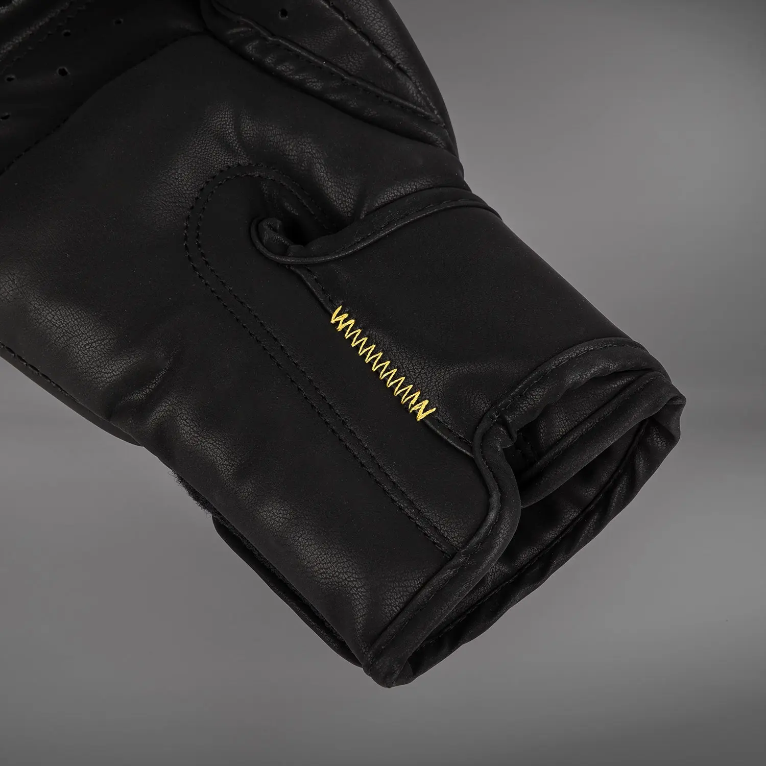 Venum Serpenti Boxing Gloves - Black/Silver/Gold, детайл шевове