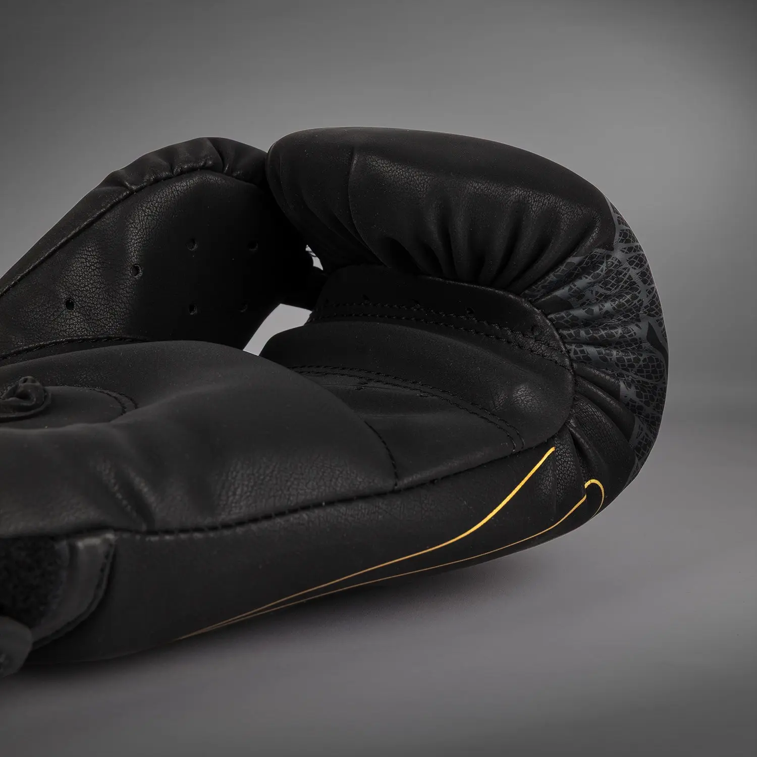 Venum Serpenti Boxing Gloves - Black/Silver/Gold, изглед от гърба