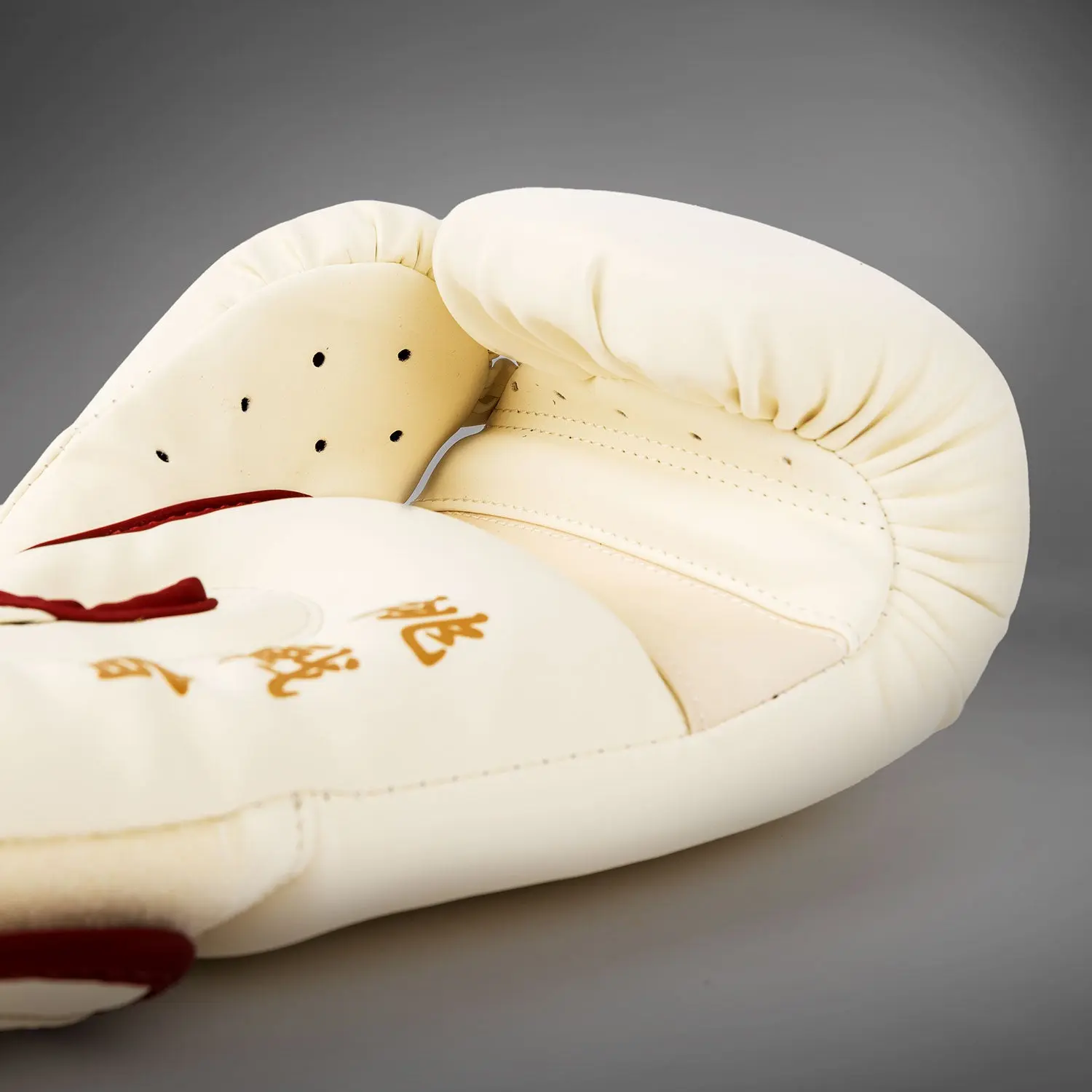 Venum Serpenti Boxing Gloves - Ivory/Burgundy, изглед на горната част на ръкавицата с вентилационни отвори