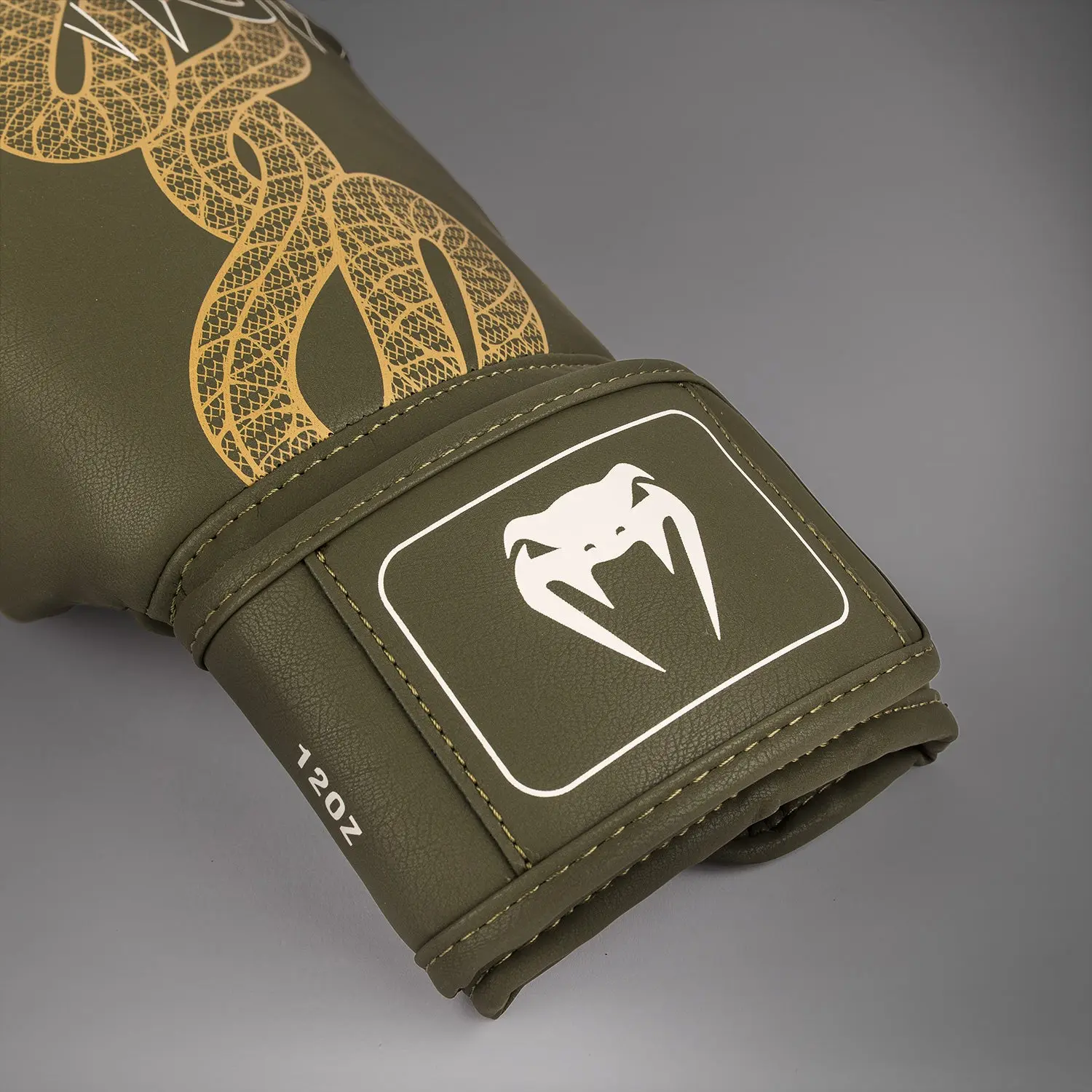 Venum Serpenti Boxing Gloves - Khaki/Bronze/Ivory детайл от маншет с лого