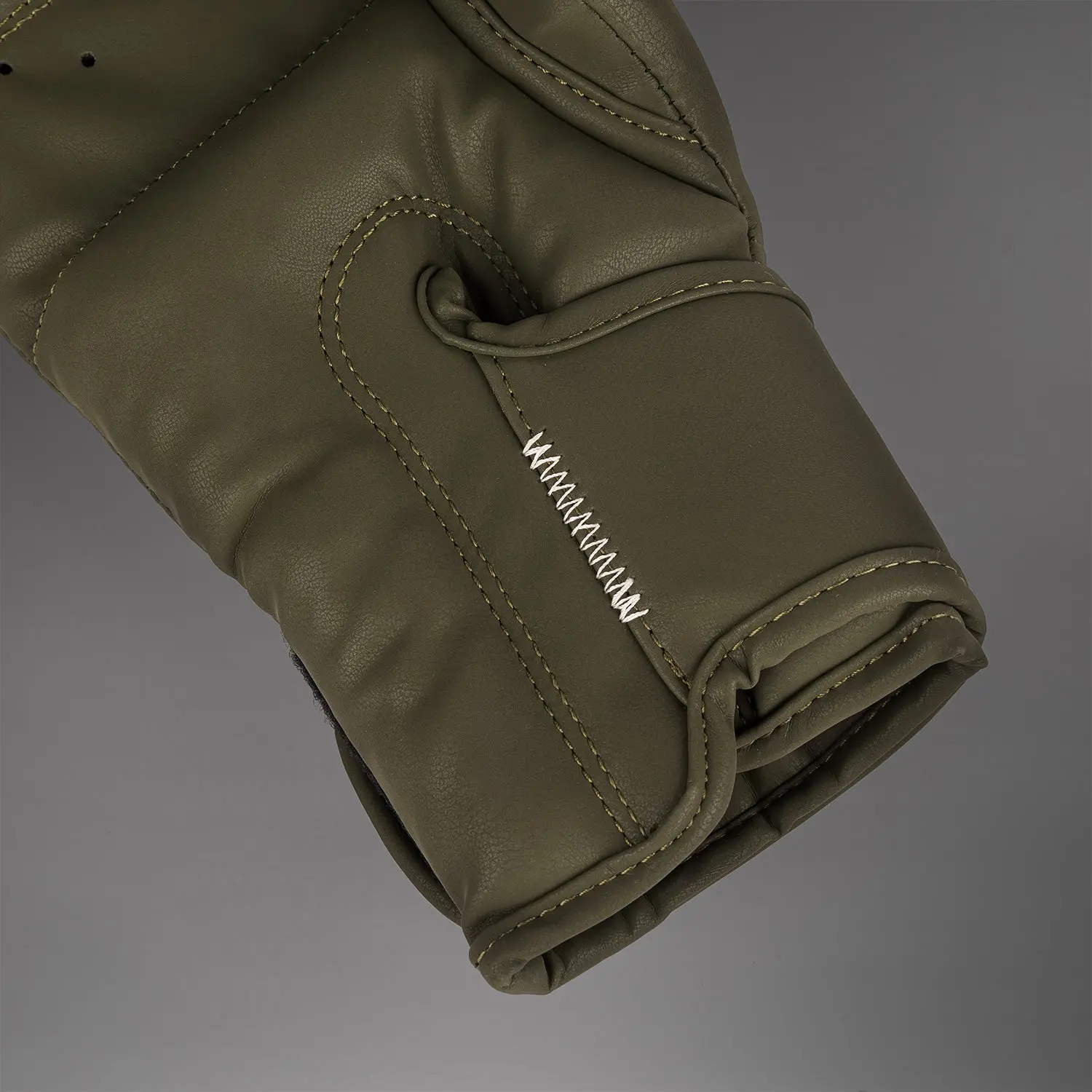 Venum Serpenti Boxing Gloves - Khaki/Bronze/Ivory детайл от шевове на маншета