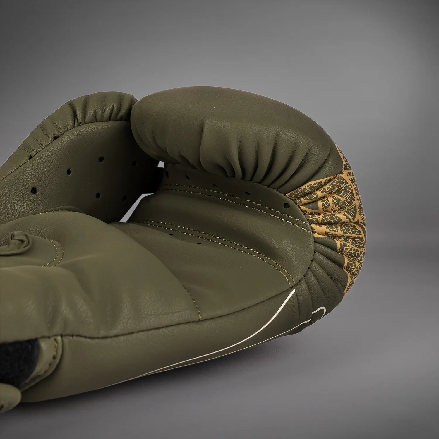 Venum Serpenti Boxing Gloves - Khaki/Bronze/Ivory детайл от горната част на ръкавицата