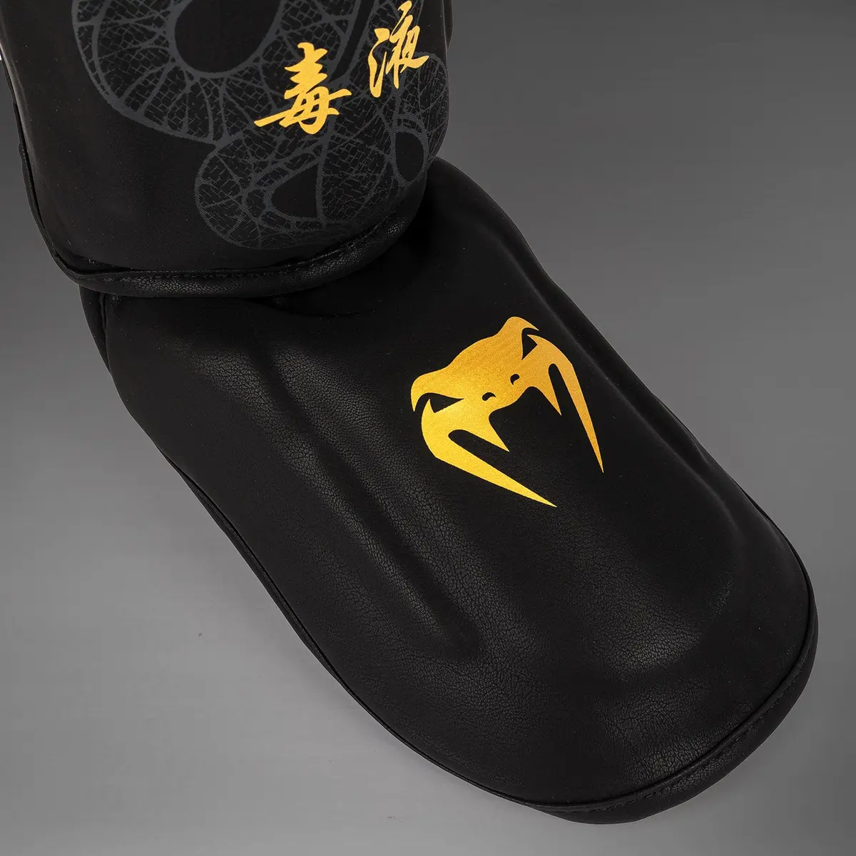 Venum Serpenti Shin Guards - Black/Silver/Gold, златно лого на Venum