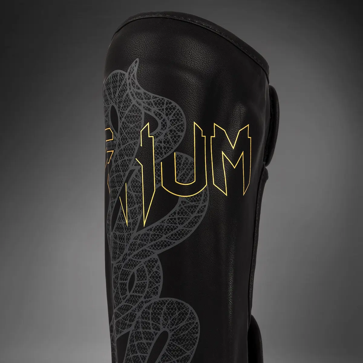 Venum Serpenti Shin Guards - Black/Silver/Gold, златно лого Venum с мотив змия