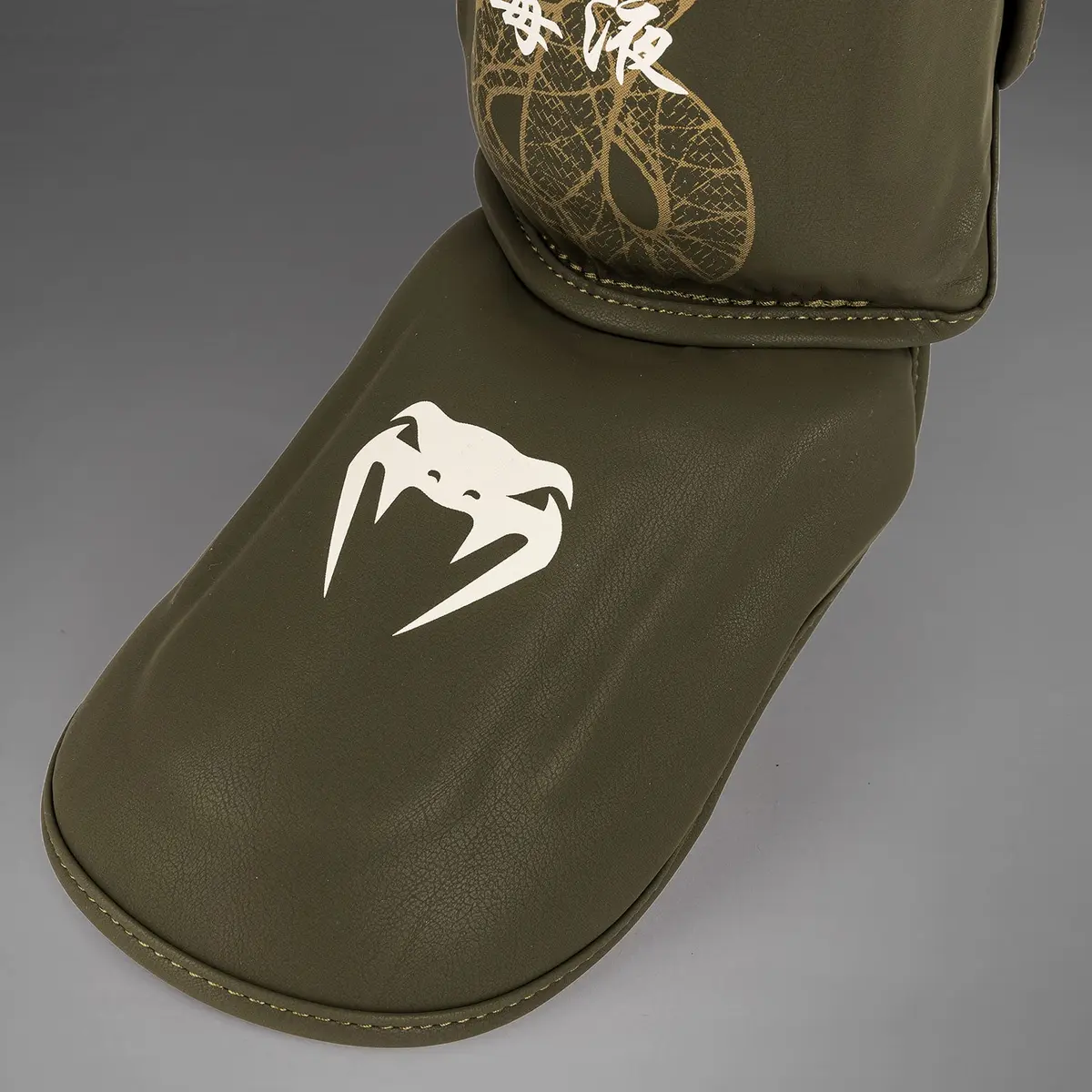 Venum Serpenti Shin Guards - Khaki/Bronze/Ivory детайл на предната част и логото