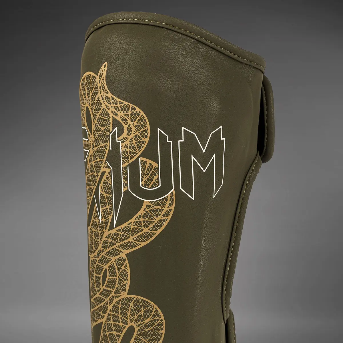 Venum Serpenti Shin Guards - Khaki/Bronze/Ivory детайл на логото Venum