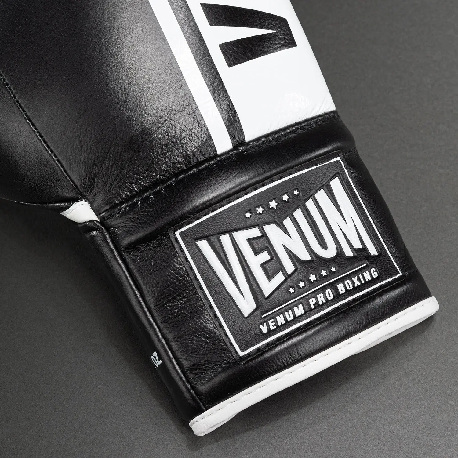 Venum Shield Pro Boxing Gloves - With Laces, детайл от етикет