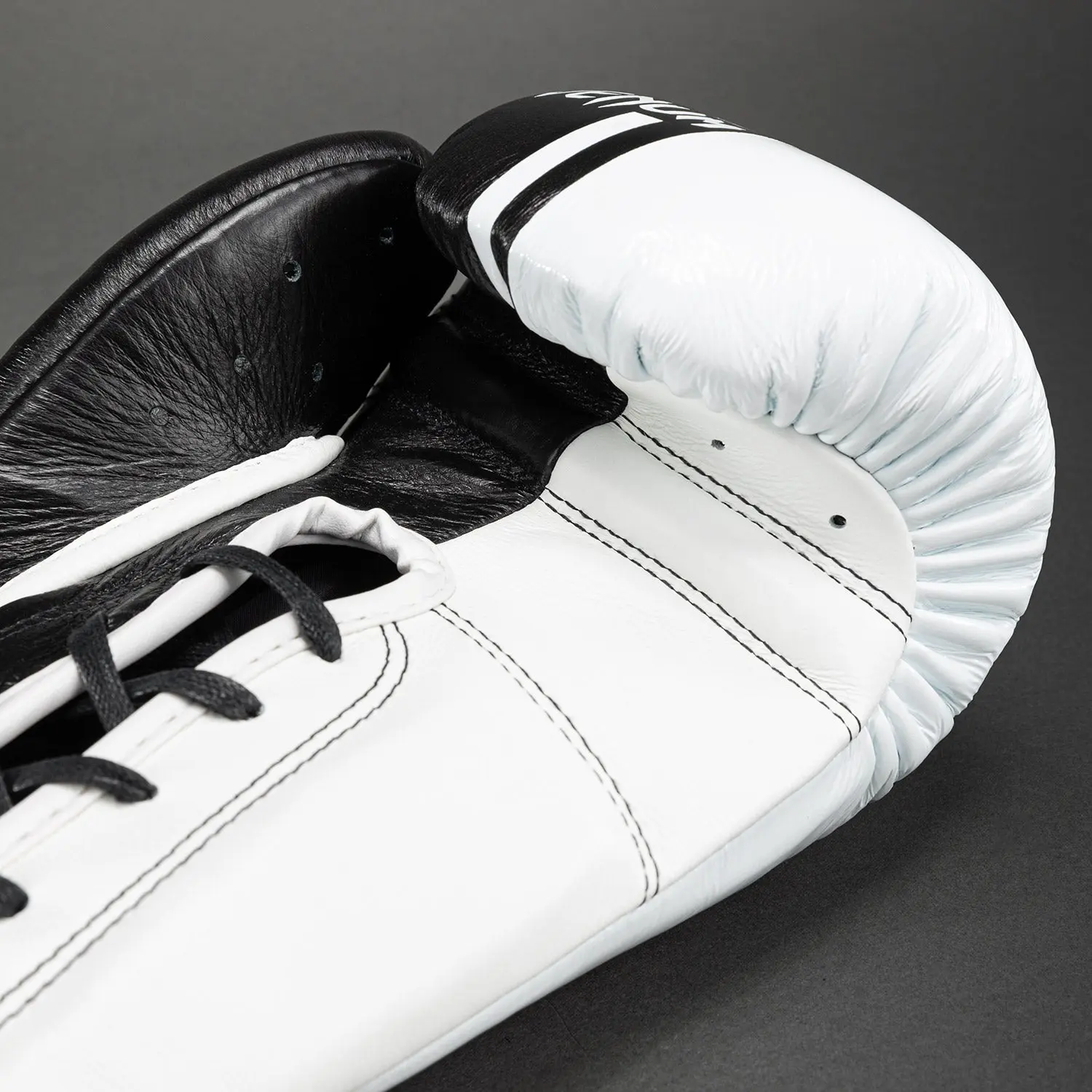 Venum Shield Pro Boxing Gloves - With Laces, детайл от горната част