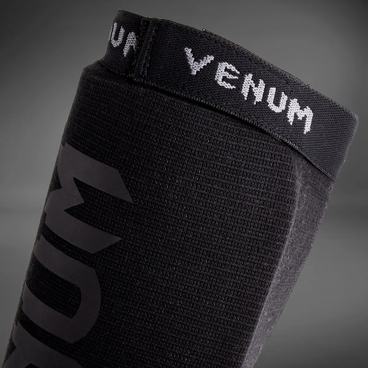 Venum Kontact Shin Guards Without Foot - Black/Black детайл на лого