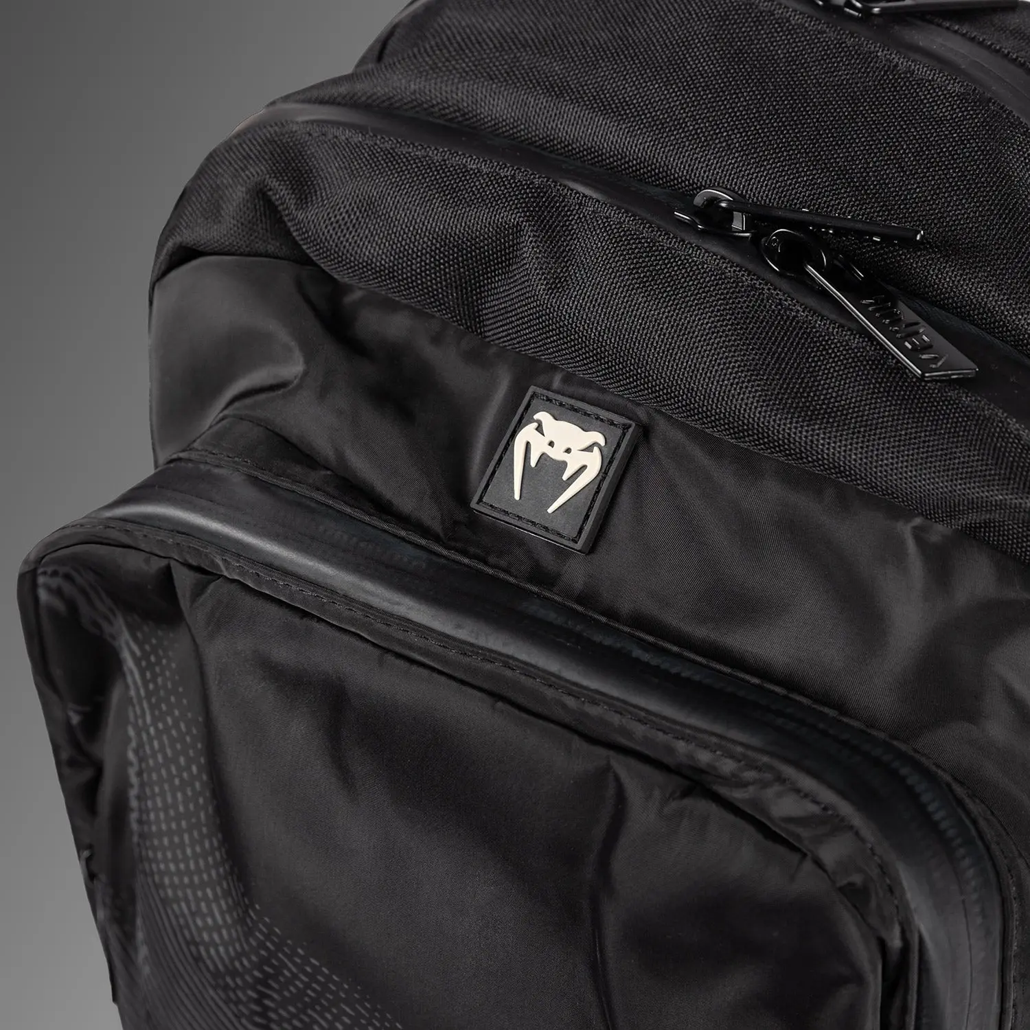 Venum Shockwave Backpack (20-25L)- Black, близо до етикета Venum