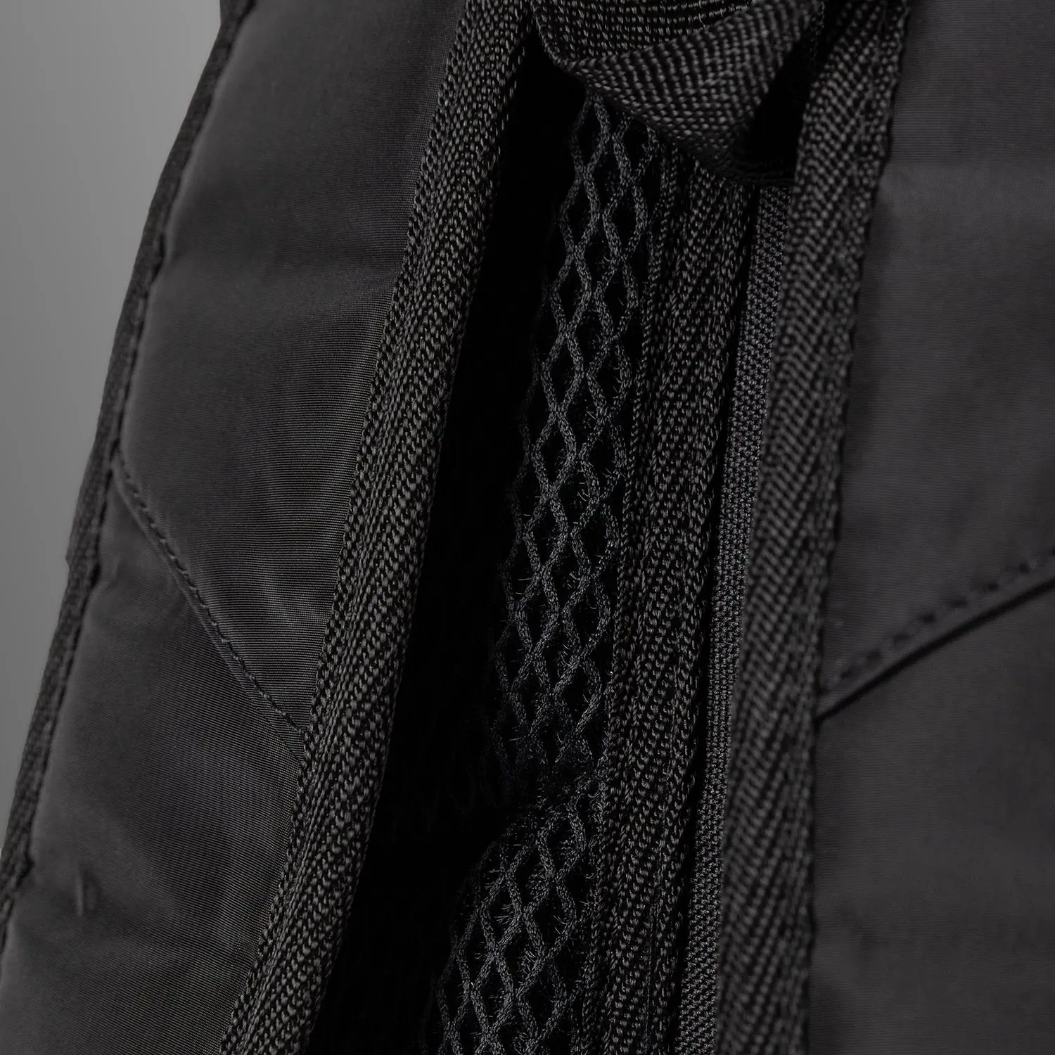 Venum Shockwave Backpack (20-25L)- Black, мрежести презрамки