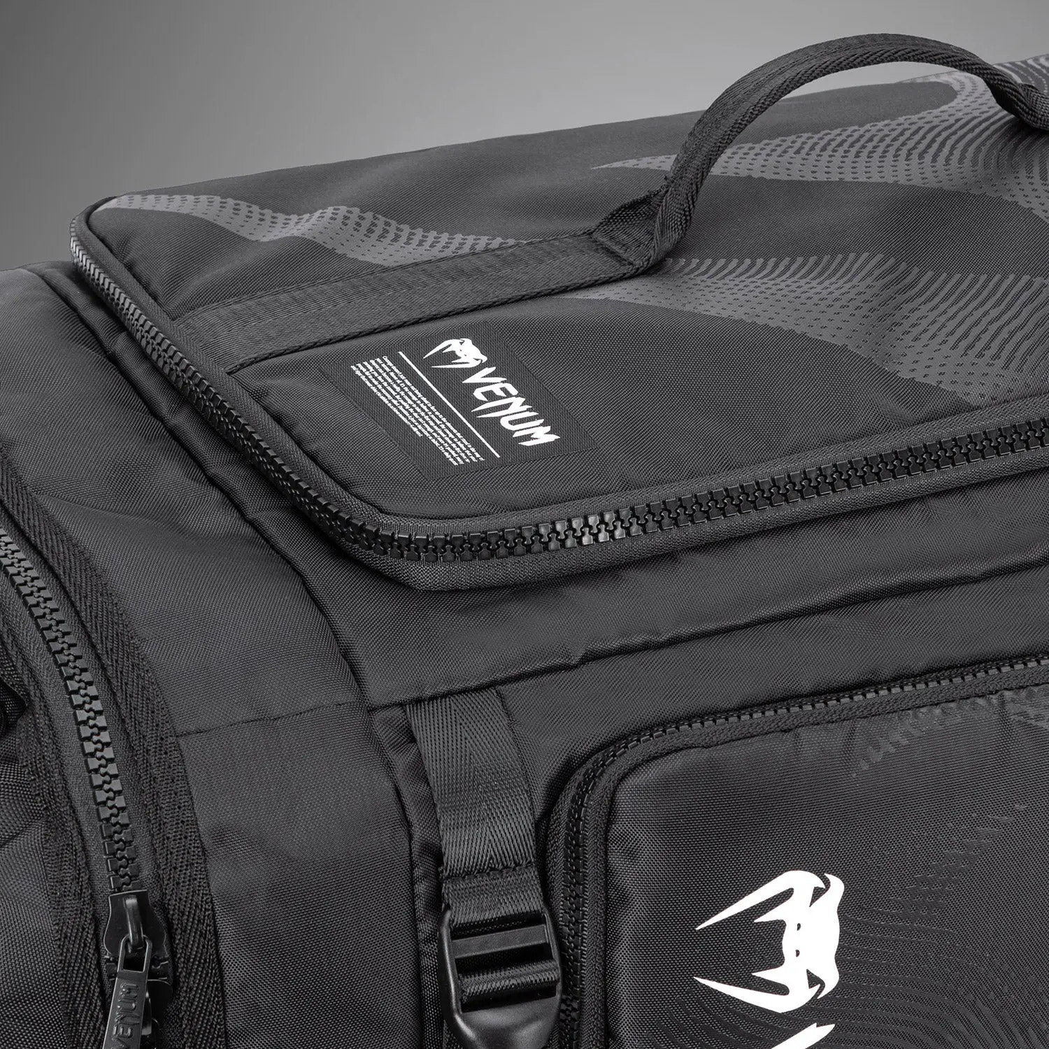 Venum Shockwave Convertible Sports Bag (48L) - Black, детайл на горен джоб с етикет