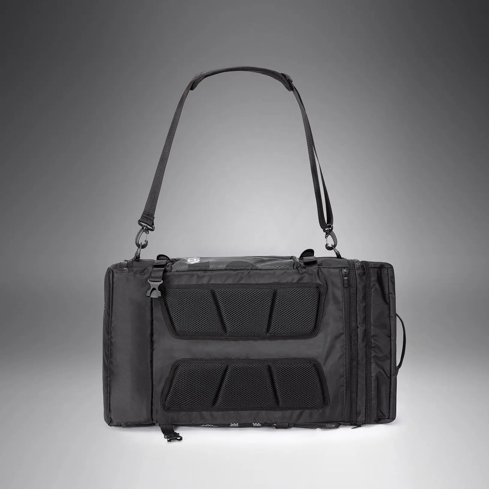 Venum Shockwave Convertible Sports Bag (48L) - Black, заден изглед с презрамки
