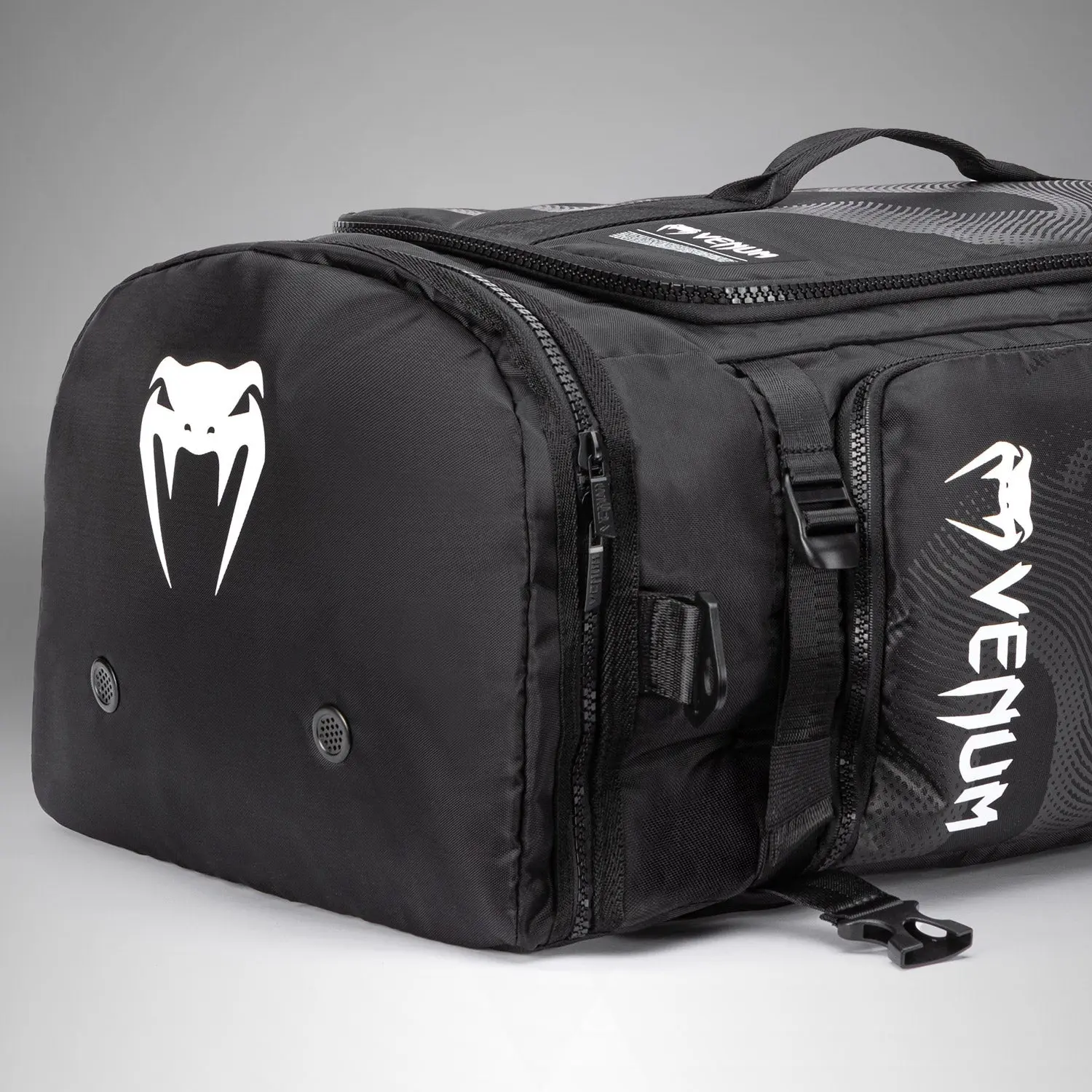 Venum Shockwave Convertible Sports Bag (60L) - Black, детайл с вентилационни отвори