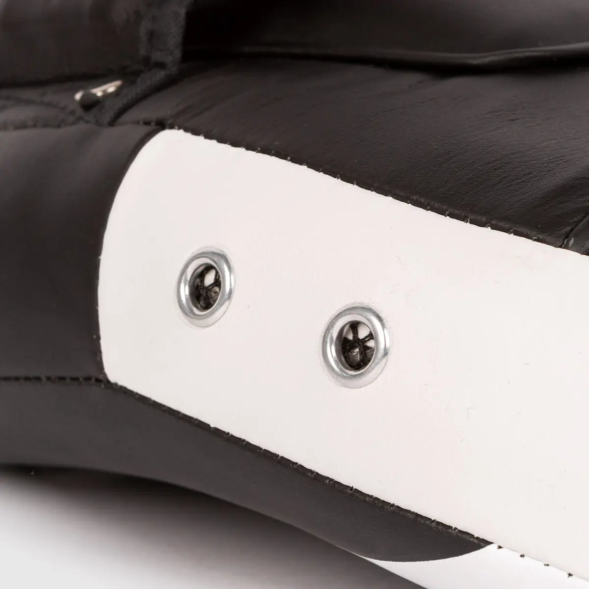 Venum Kick Boxing Gear 2.0 Micro Fiber Small Paws - Black/White, детайл от метални капси