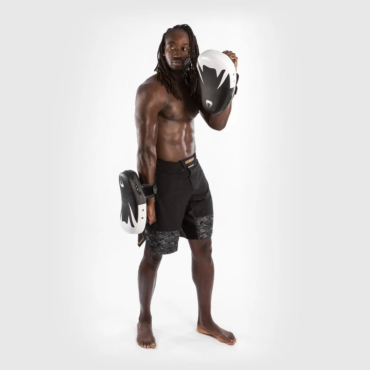 Venum Kick Boxing Gear 2.0 Micro Fiber Small Paws - Black/White, мъж държи лапад и каска