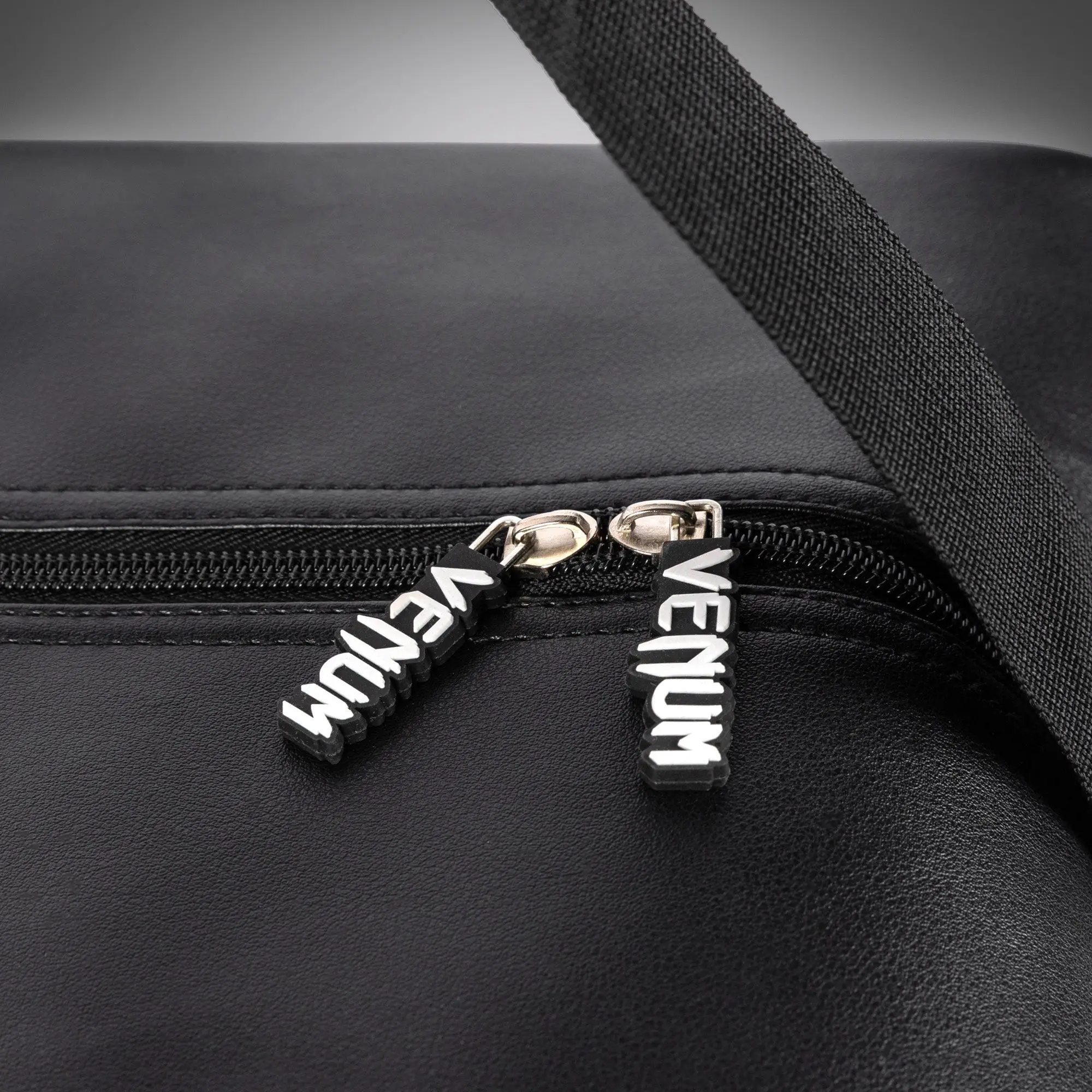 Venum sport bag - Black/White, детайл от циповете с бяло лого Venum
