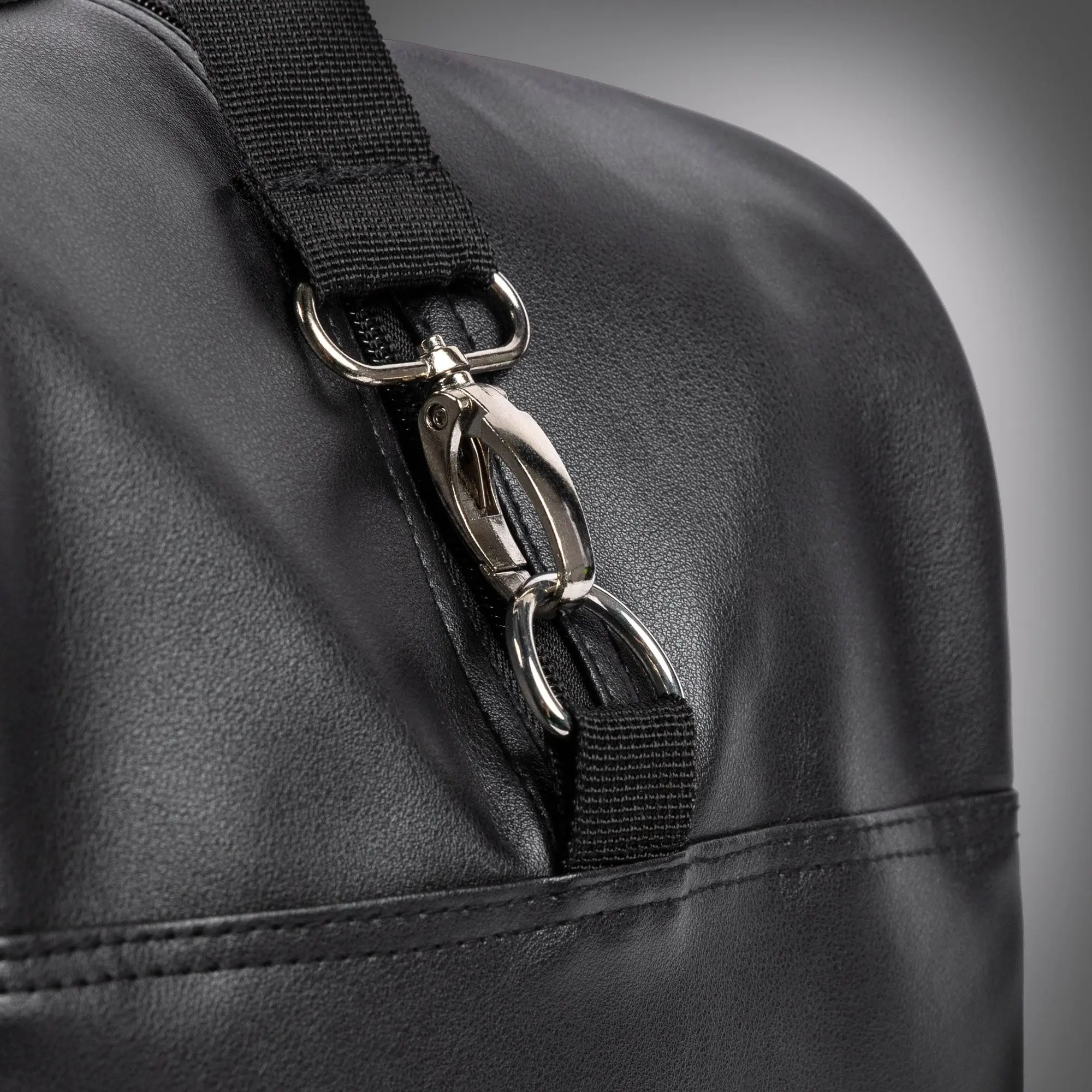 Venum sport bag - Black/White, детайл от закопчалката на регулируемата презрамка
