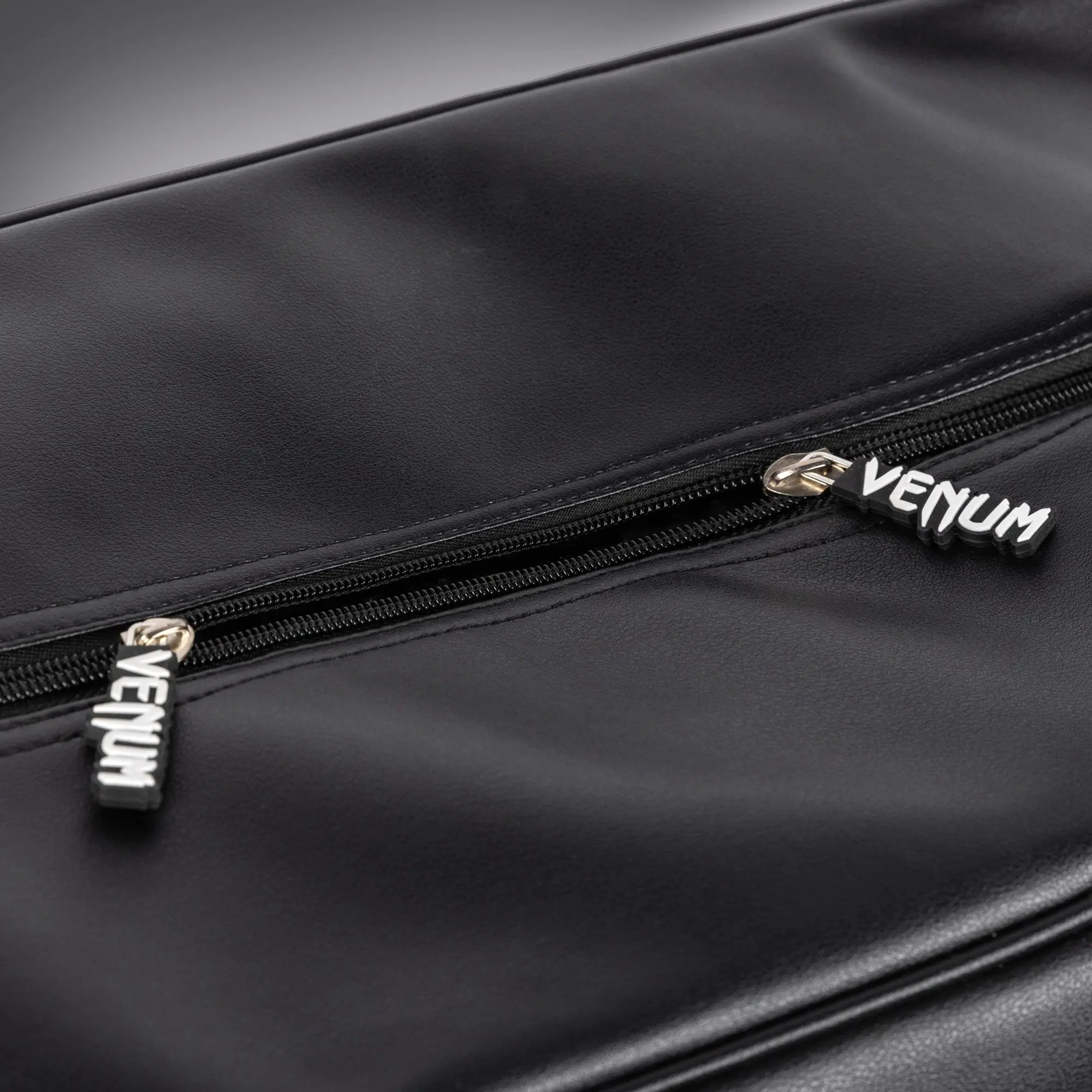 Venum sport bag - Black/White, затворен страничен джоб с цип и лого Venum