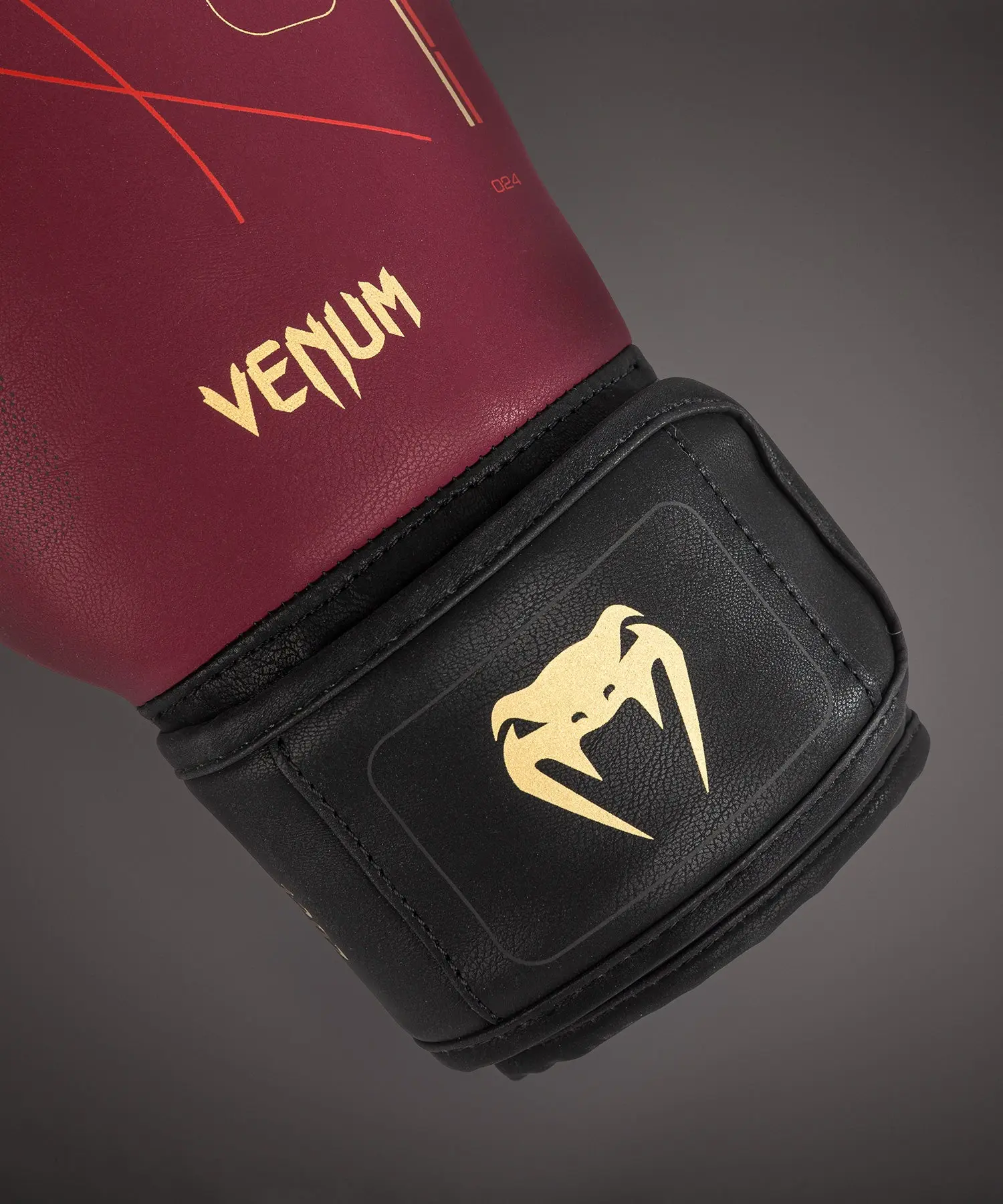 Venum Tactical XT Boxing Gloves - Black/Burgundy/Gold детайл с логото на Venum