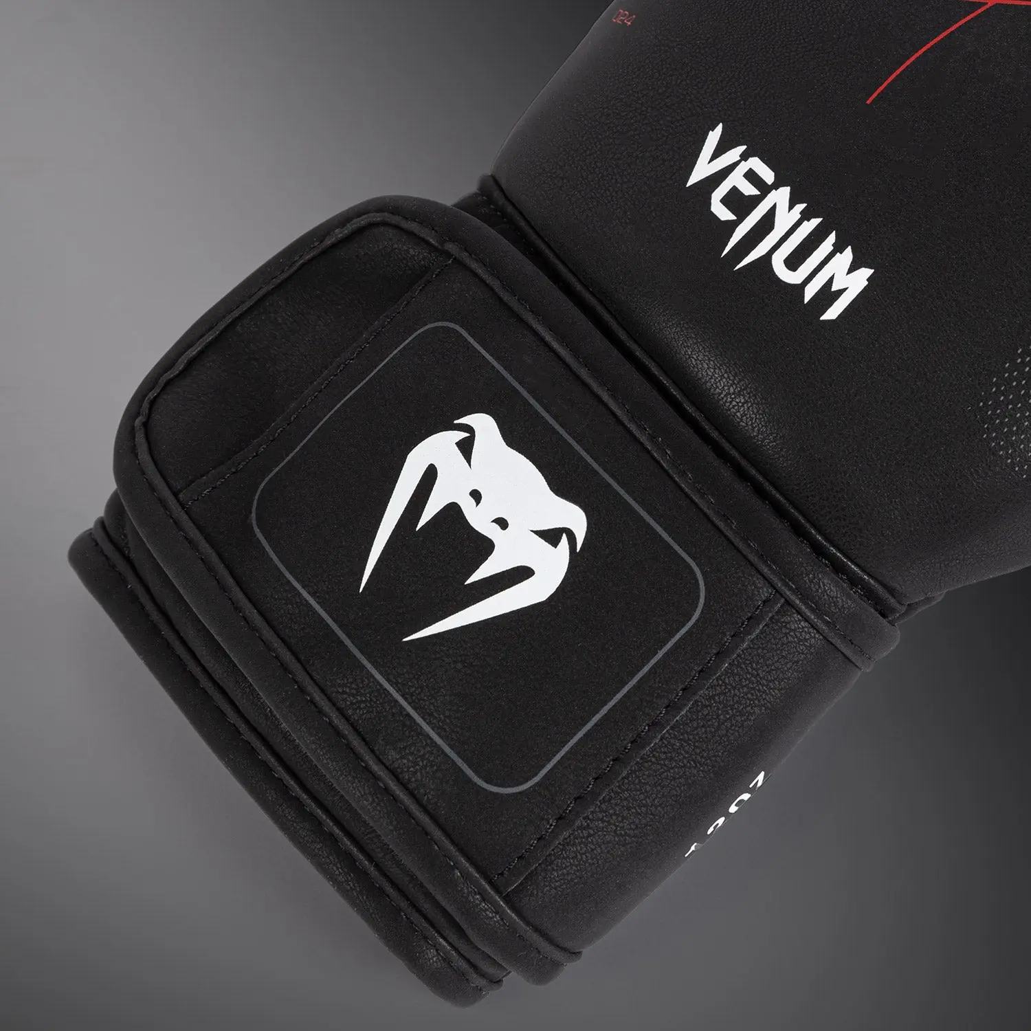 Venum Tactical XT Boxing Gloves - Black/Fire Red детайл логото на Venum