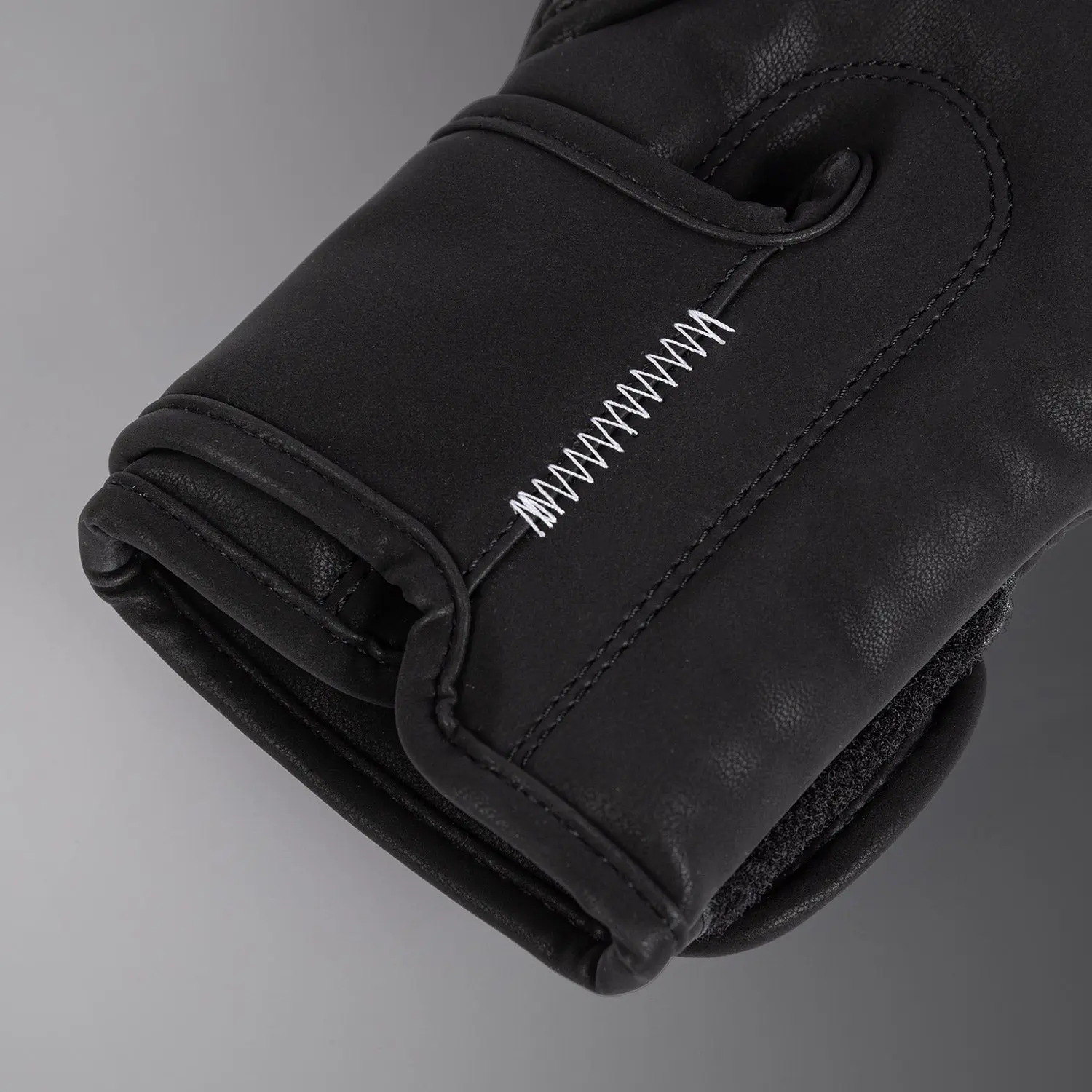 Venum Tactical XT Boxing Gloves - Black/Fire Red детайл шевове