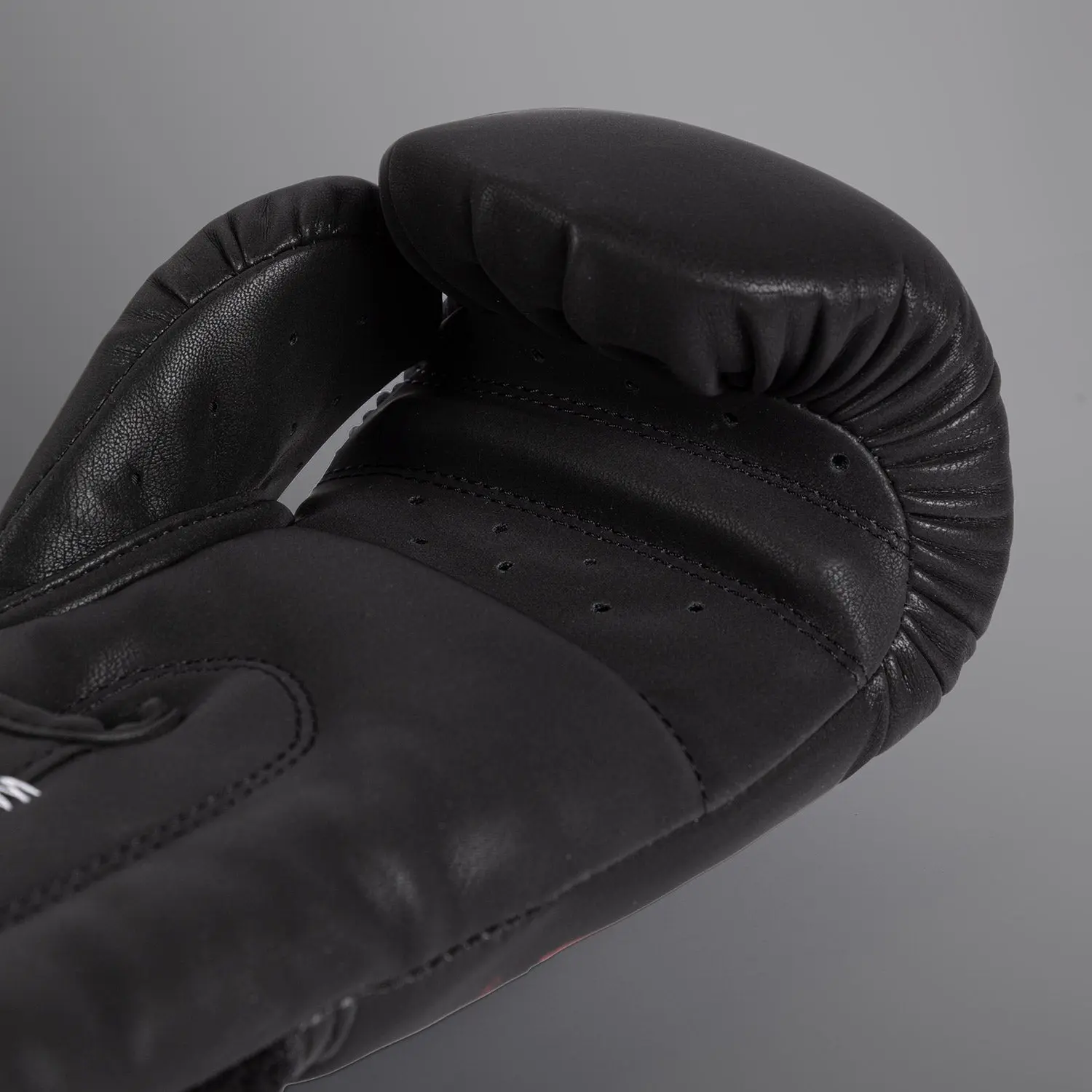 Venum Tactical XT Boxing Gloves - Black/Fire Red детайл на ръкавица