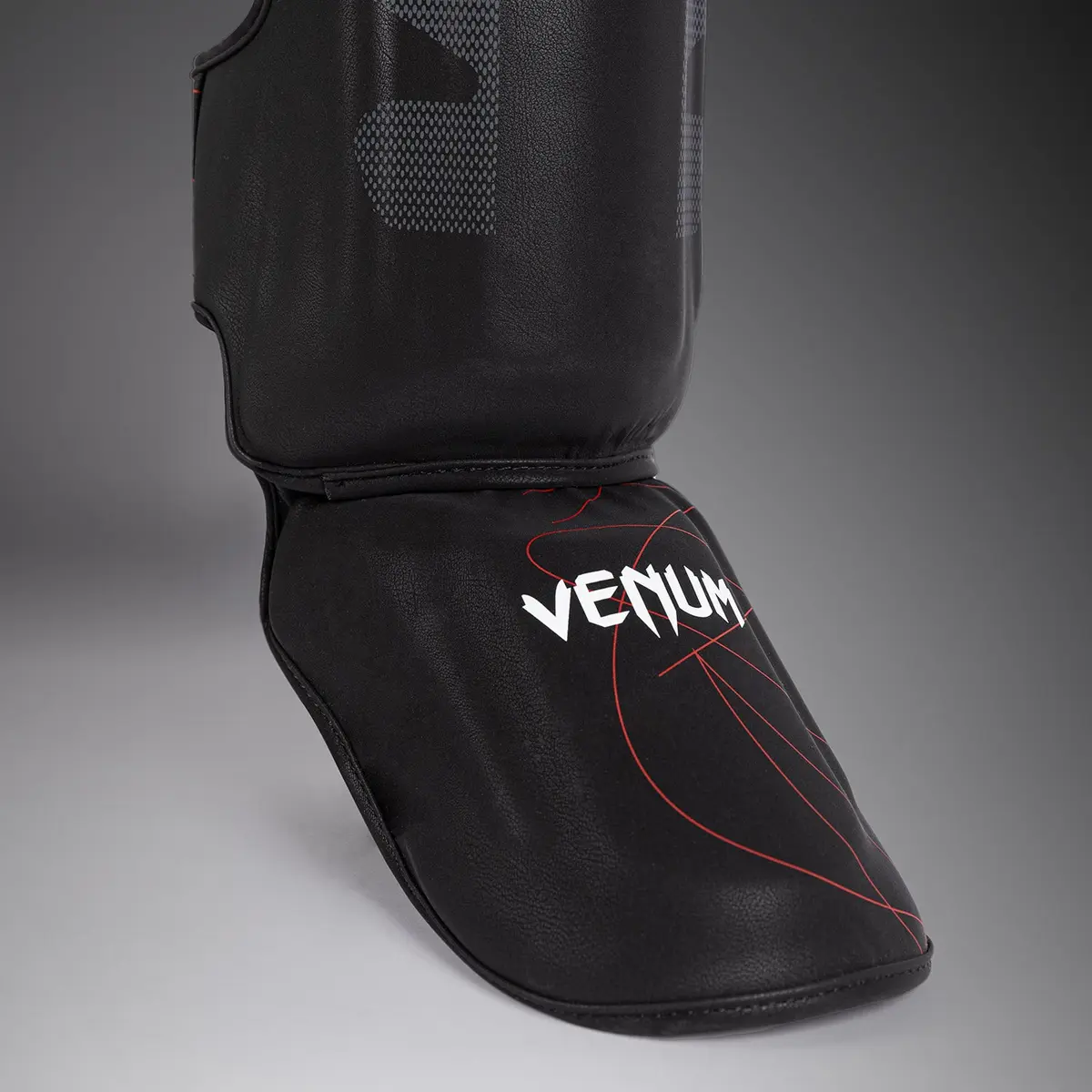 Venum Tactical XT Shinguards - Black/Fire Red детайли част на стъпалото